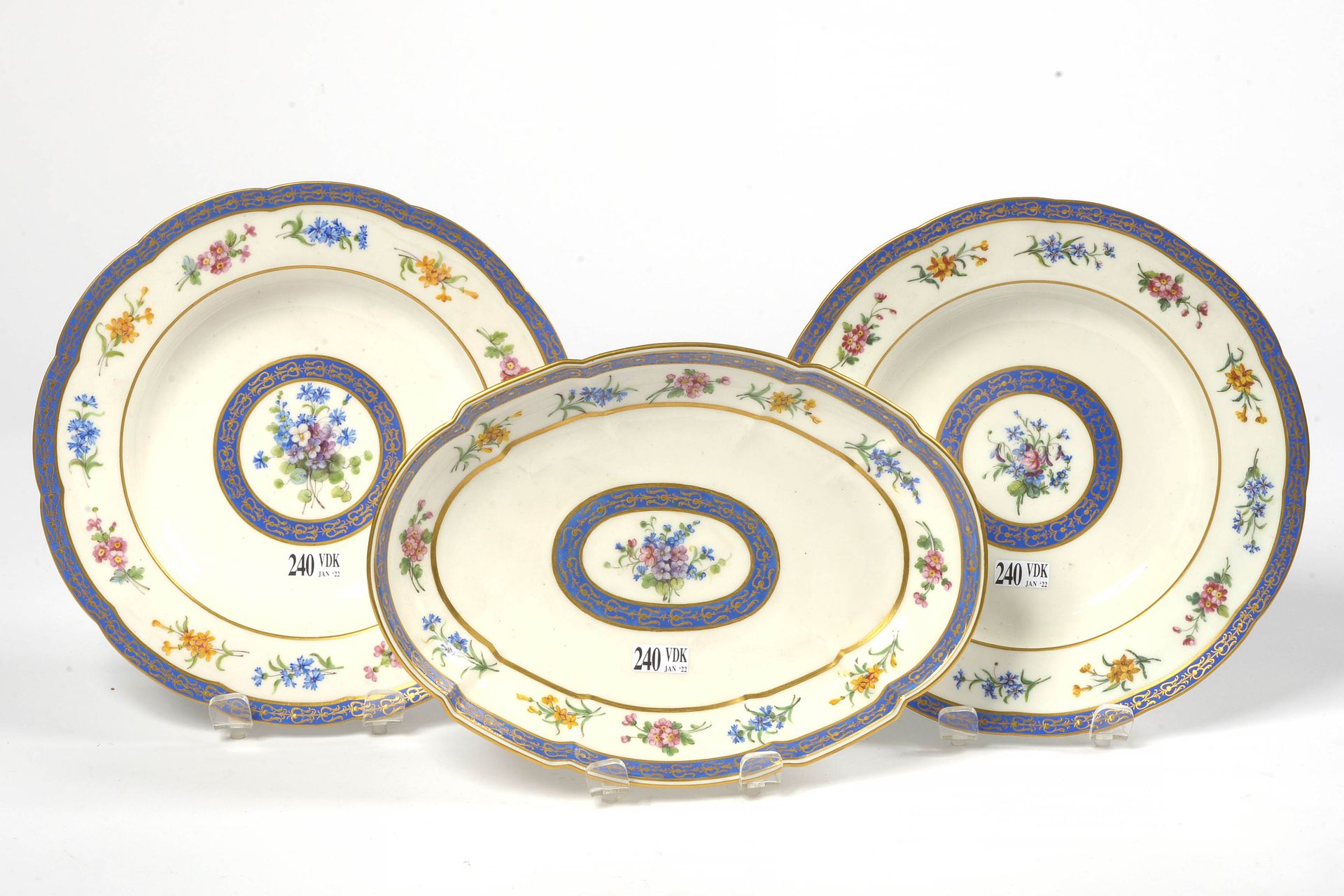 Null 一对塞夫勒多色瓷汤盘和一个拉维尔，中间装饰有蓝色和金色的辫子的 "Bouquet de fleurs"，边缘有同样的辫子和金边之间的 "Fleurs &hellip;