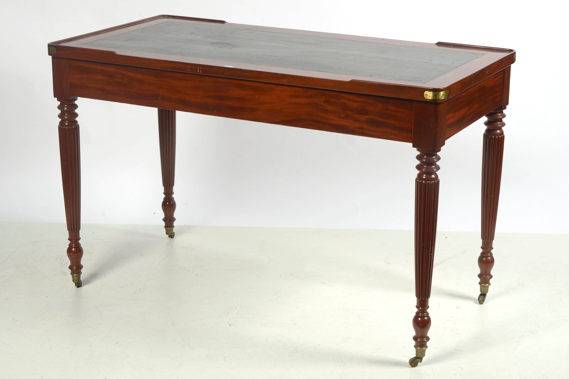 Null 路易-菲利普的桃花心木三叉桌，带有可移动的架子和黄铜装饰品，底座带有脚轮。法国的工作。十九世纪上半叶。Dim.:+/-121x76,5x60,3cm.