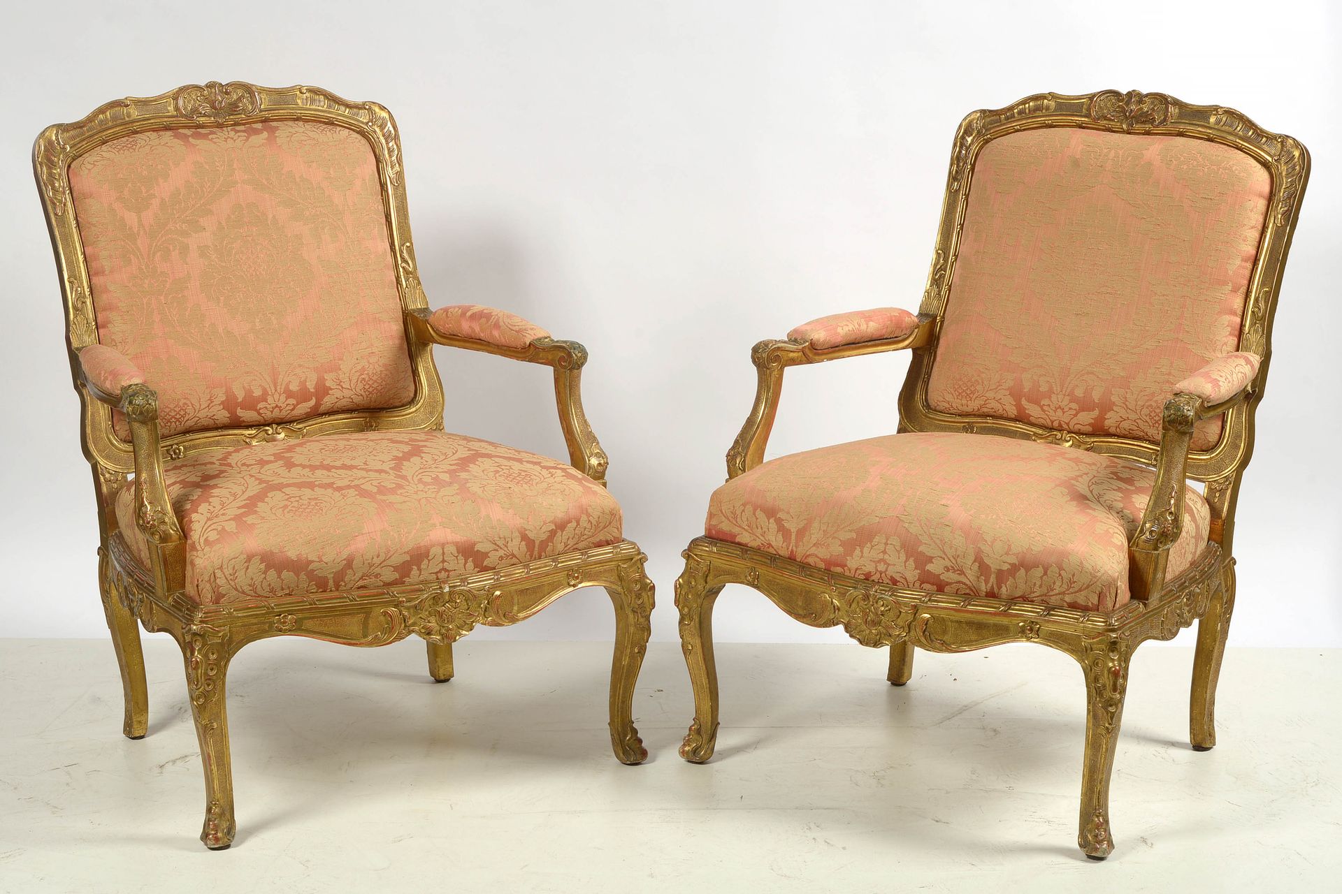 Null 一对摄政风格的扶手椅，用雕刻和镀金的木头，用花布做软垫。年代：19世纪，拿破仑三世时期。