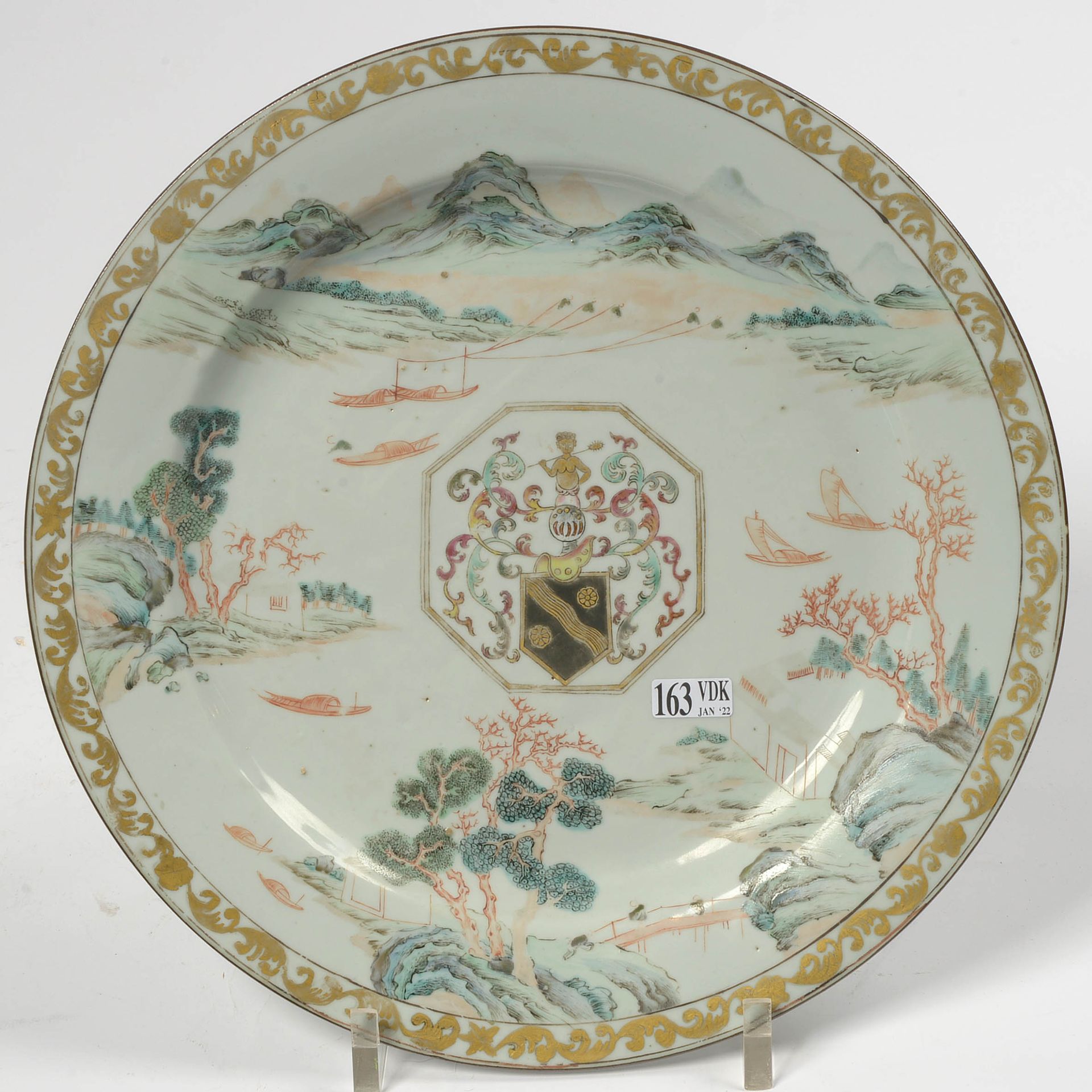Null 一个大型的中国多色瓷圆盘，以 "湖光山色 "为背景，装饰有 "中央纹章"。年代：18世纪，雍正时期。直径：+/-31,6厘米。