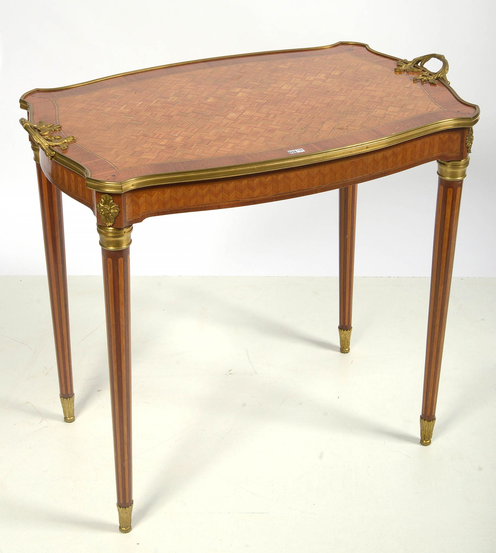 SORMANI Paul (1817 - 1877). Dans le goût de. 过渡时期风格的小飞桌，采用木皮和 "Carrés "镶嵌工艺。鎏金青铜&hellip;