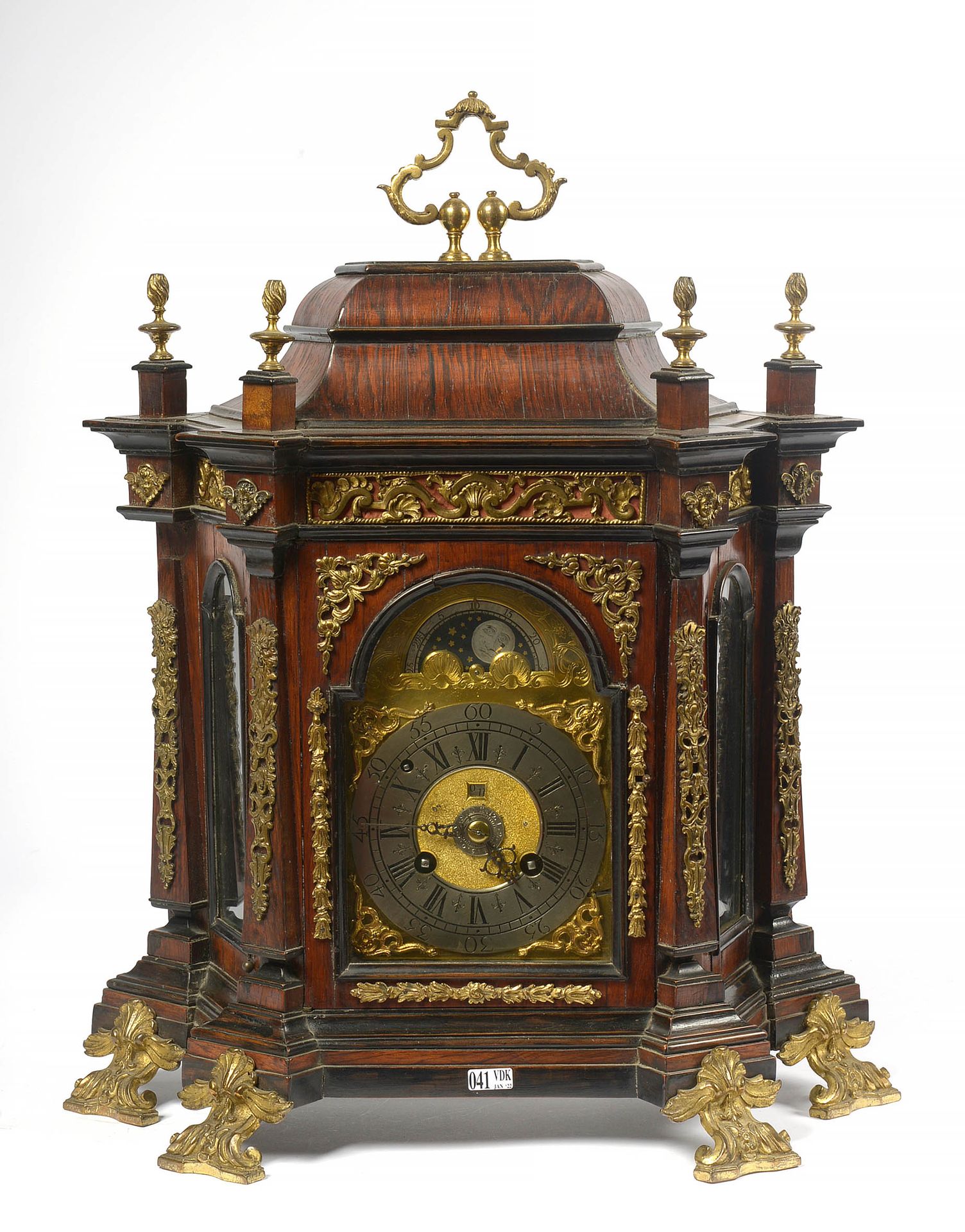 Null 一款 "宗教 "时钟，采用紫檀木饰面的双鸣钟，配以紫铜和黄铜表盘。鎏金铜的装饰物。意大利的工作。年代：约1740年。 机芯部分被改造。高（不包括手柄）&hellip;