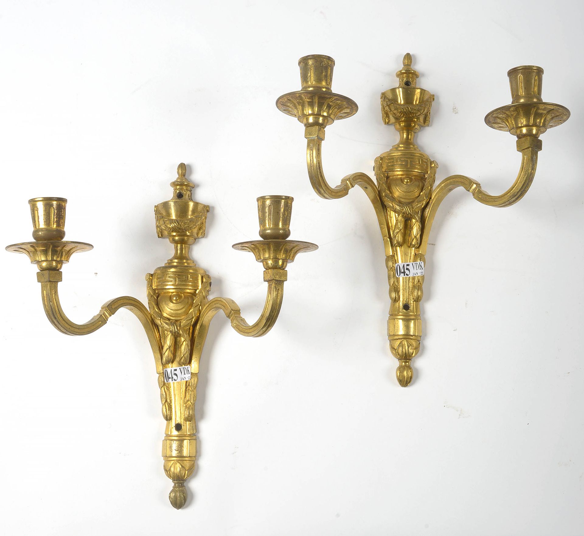 Null 一对路易十六风格的双臂鎏金青铜壁炉。年代：18世纪（？）(一个小**)。长：+/-29,7厘米。
