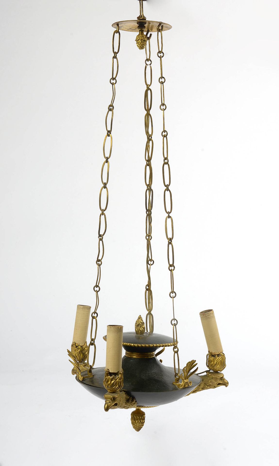 Null 帝国小吊灯，采用绿色铜板和鎏金铜，有三个带 "鹰头 "的光臂。年代：19世纪。高（不包括链条）：+/-20厘米。