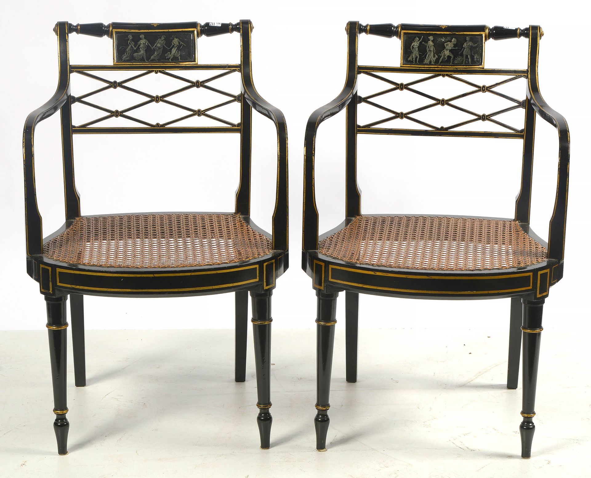 Null 一对扶手椅，"Crossbones "椅背，木雕，黑色和金色漆面，装饰有 "神话场景"，带有藤条的座椅。英文作品。年代：19世纪。