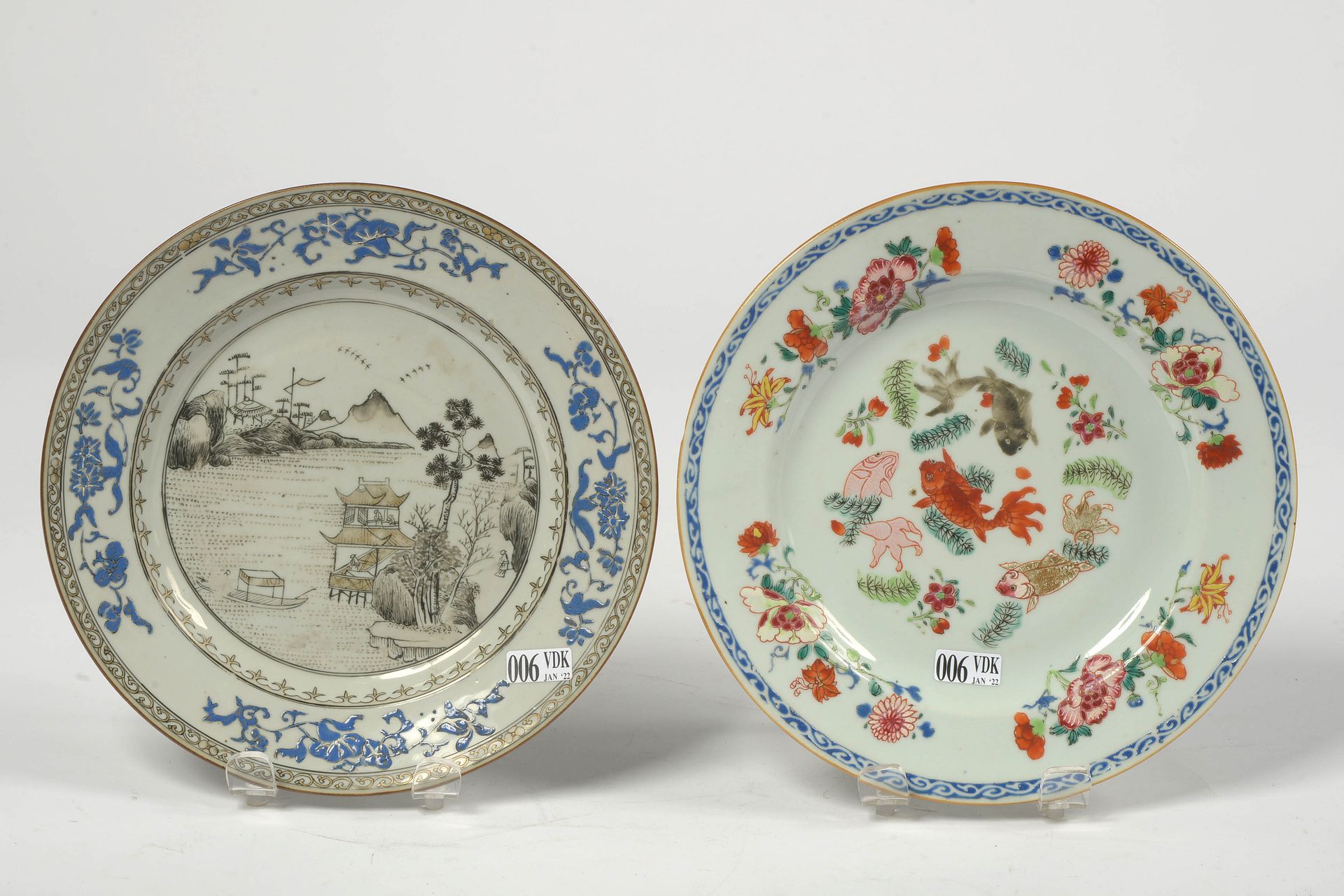 Null 一套两件中国多色瓷盘：一件装饰有蓝金边的格子图案的 "湖光山色"。一个盘子上装饰着 "航行的鱼"。年代：18世纪，乾隆时期。直径：+/- 22,5和2&hellip;