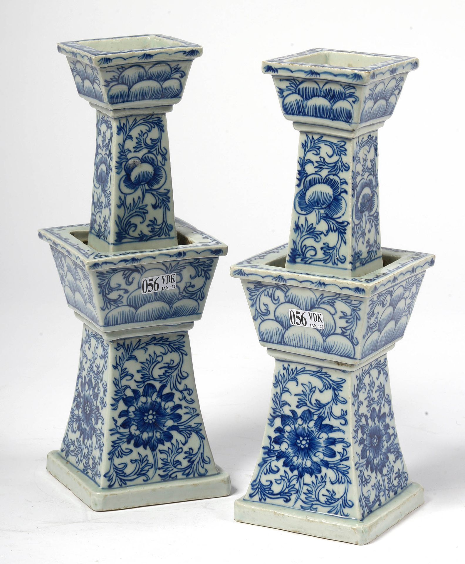 Null 一对中国青花瓷花纹烛台。年代：19世纪。高：+/-31厘米。