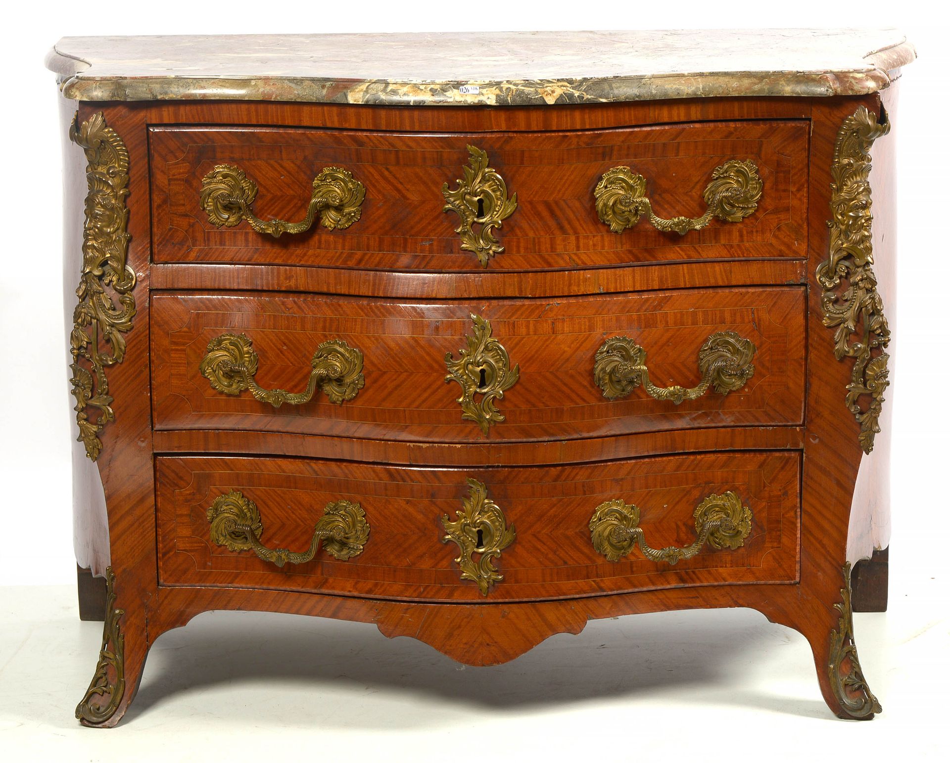 Null 路易十五的抽屉柜，采用木皮和镶嵌工艺。鎏金铜的装饰物。顶部是一个红色、灰色和白色的大理石架子。年代：18世纪。尺寸：+/-129x91x66厘米。