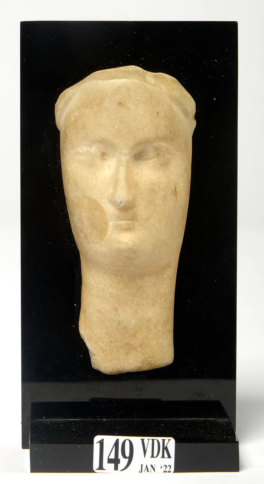 Null 
代表 "女人头 "的白色大理石雕塑。呈现在一个黑色有机玻璃底座上。时期：希腊化时期，公元前2世纪。出处：Pierre Jourdan-Barry收藏&hellip;