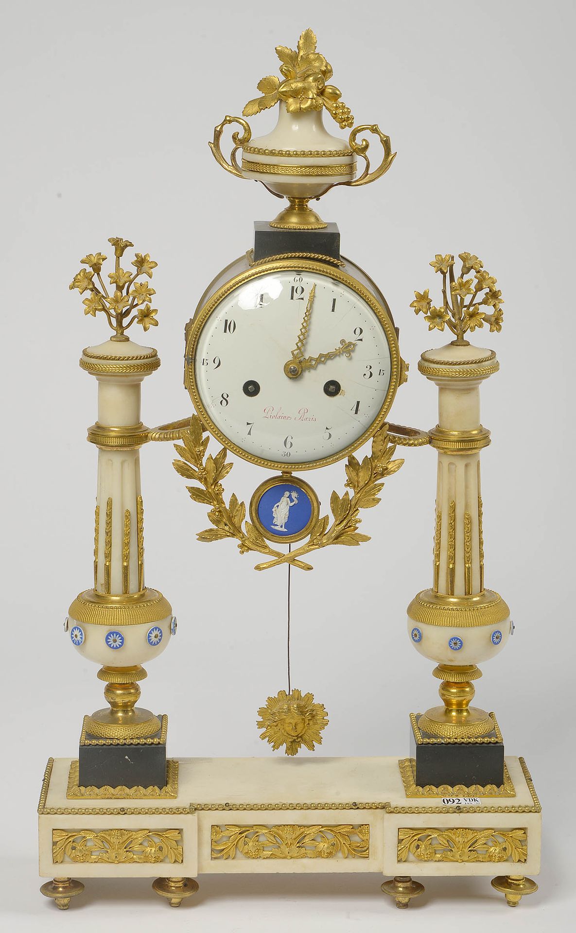 Null Orologio da portico Luigi XVI in marmo bianco e nero. Ornamenti in bronzo d&hellip;