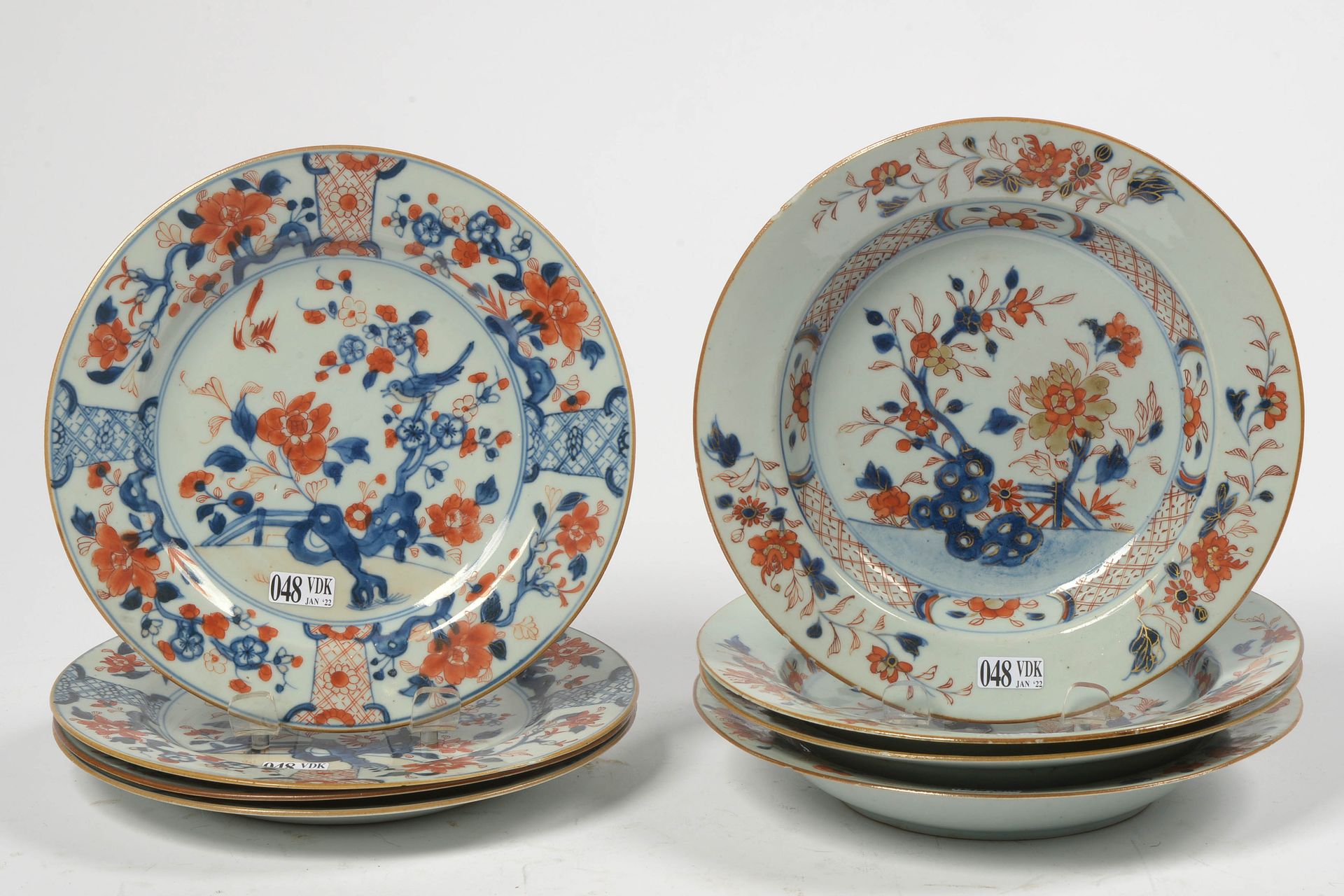 Null 一套8件，包括：一套4个中国多色瓷餐盘和4个深盘，装饰有 "花枝上的鸟 "和 "花 "伊玛瑞。年代：18世纪。(芯片和一个裂缝）。直径：+/- 22,&hellip;