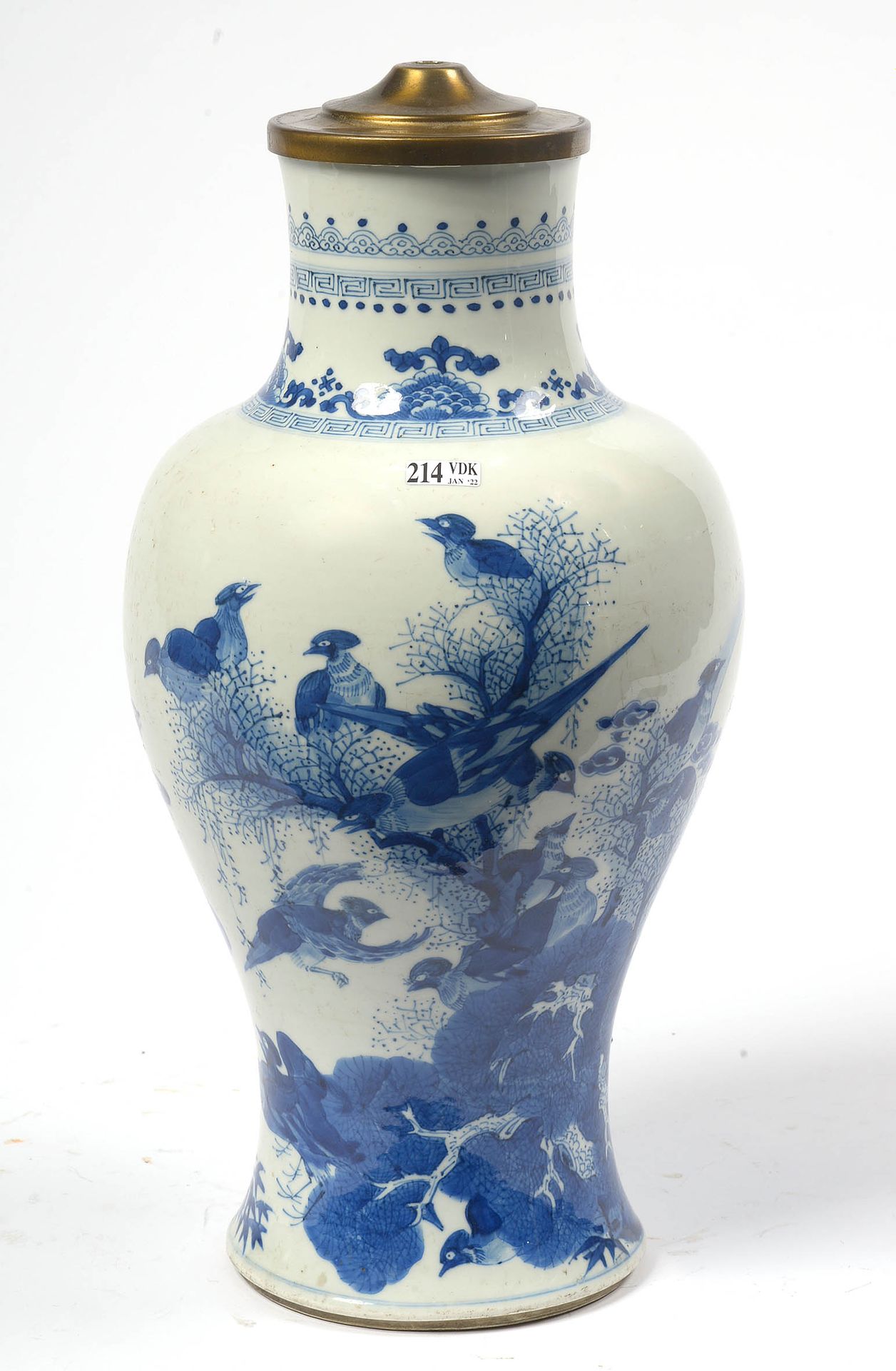 Null 饰有 "鸟 "字的中国青花大瓷瓶。年代：18世纪初。(安装成一盏灯)。高（包括框架）：+/-43.5厘米。