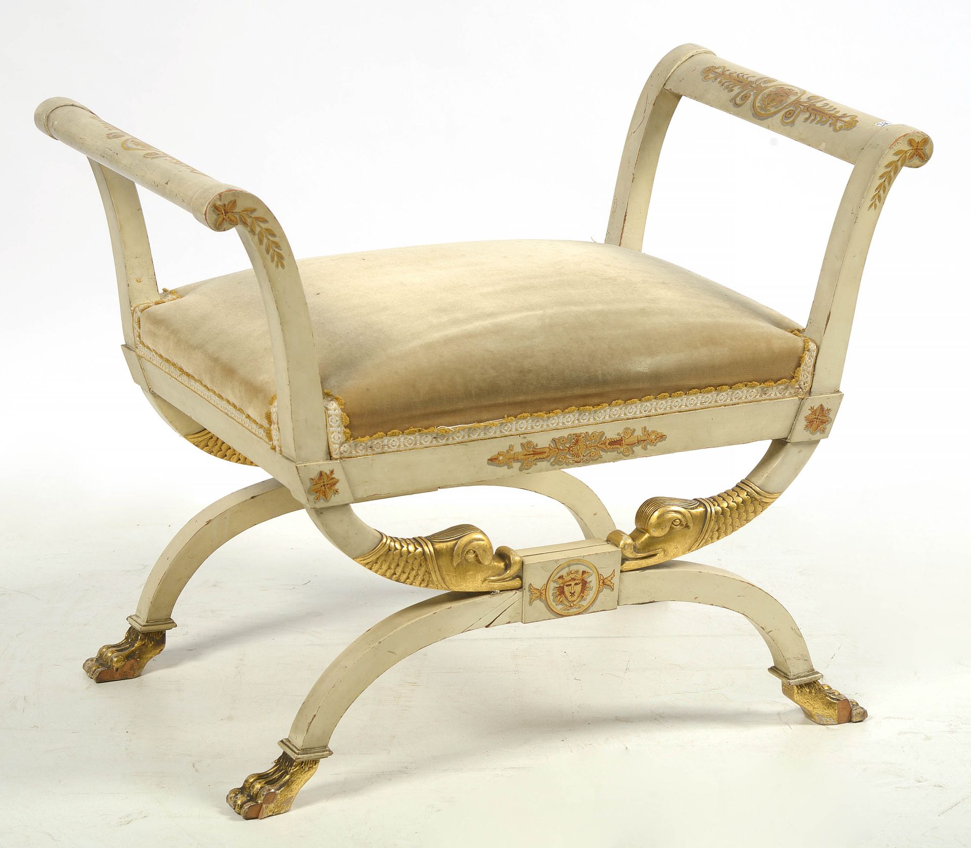 Null 雕刻和铜化的木质帝国咖啡壶，带有金色装饰。椅垫为奶油色天鹅绒。年代：19世纪初。(脚已丢失)。高：+/-58.5厘米。长：+/-74厘米。