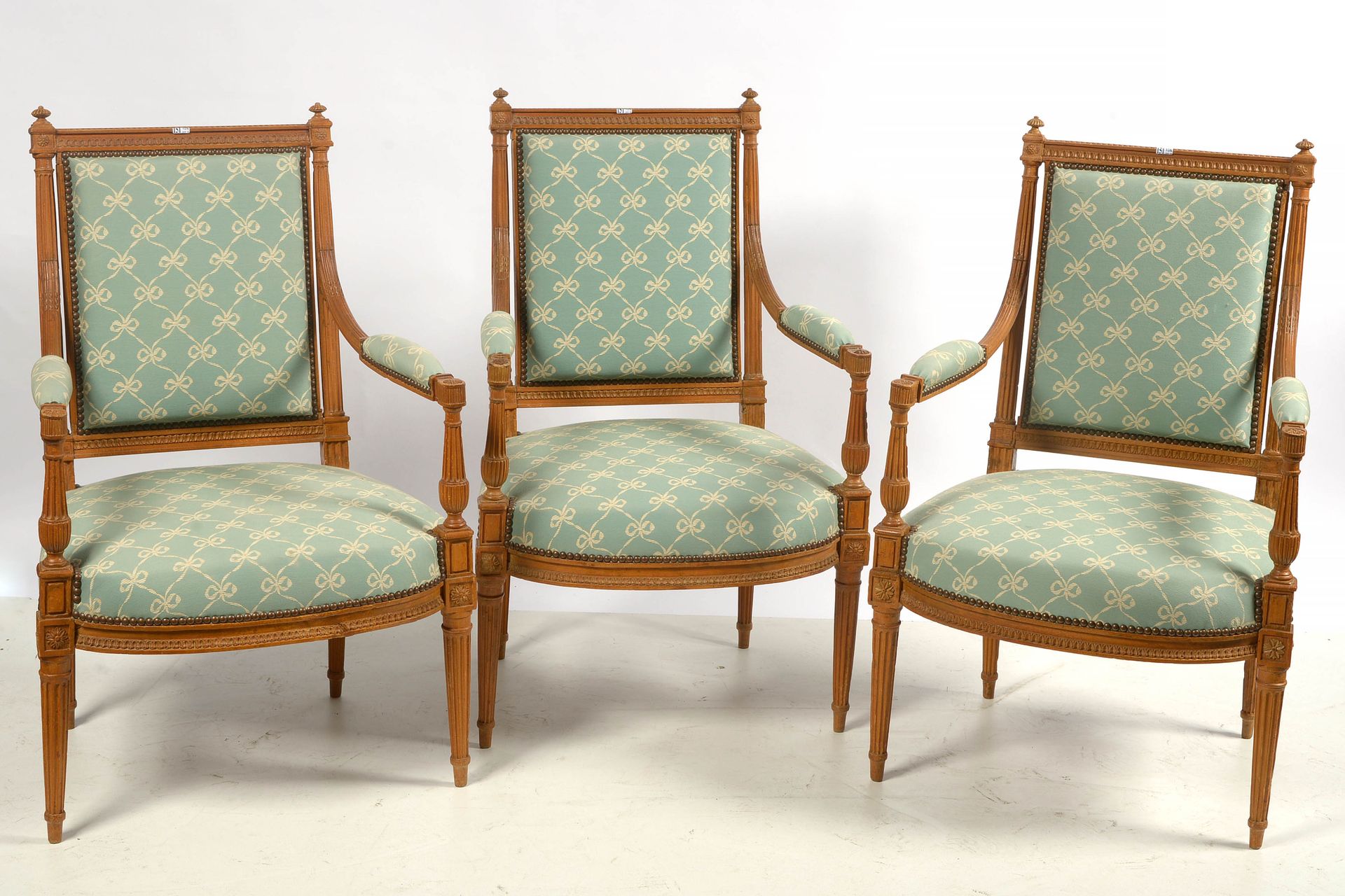 Null 路易十六时期的三套扶手椅，名为 "A la Reine"，采用天然雕刻的山毛榉木，用绿松石织物装饰，上面有 "Nœuds"。年代：18世纪。