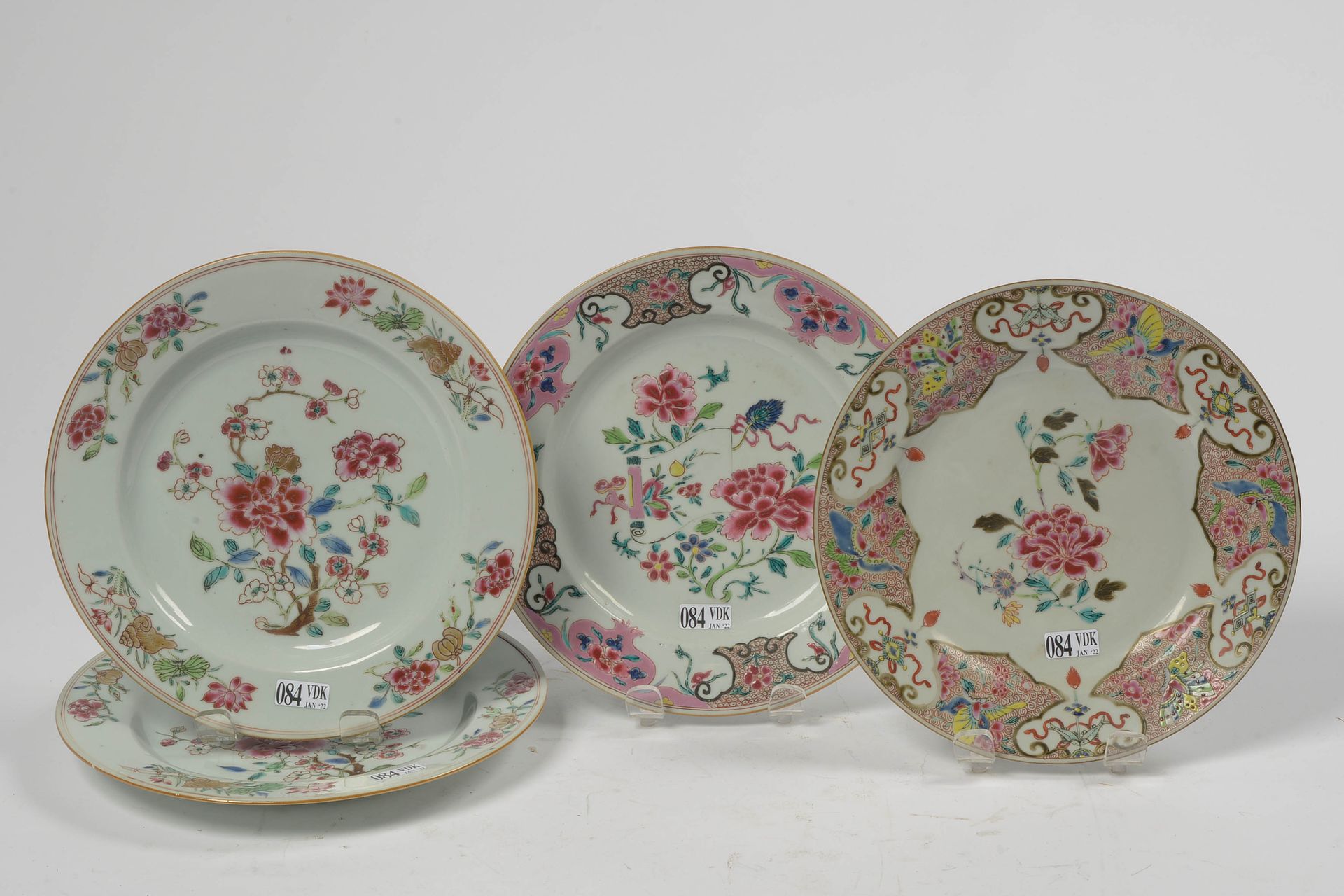 Null 一套四个盘子，包括一对中国多色瓷器 "Famille rose"，装饰有 "牡丹"。年代：18世纪，乾隆时期。(一个人的小筹码)。直径：+/-22,5&hellip;