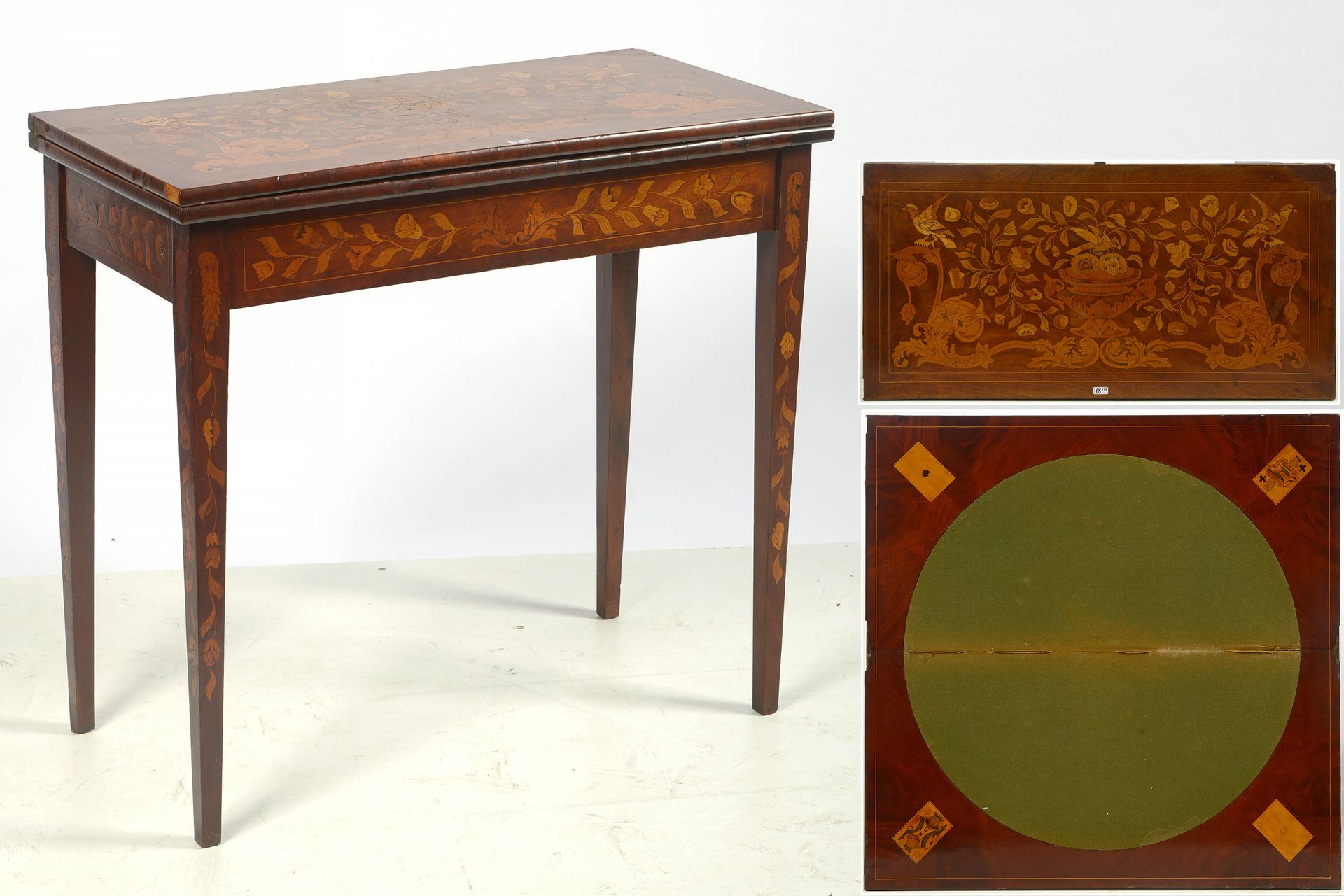 Null 路易十六时期桃花心木贴面的小游戏桌，有花卉镶嵌和一个 "鸟类花瓶"，由一个翻盖打开，里面有四张 "扑克牌 "装饰。荷兰的工作。Dim.(fermée)&hellip;