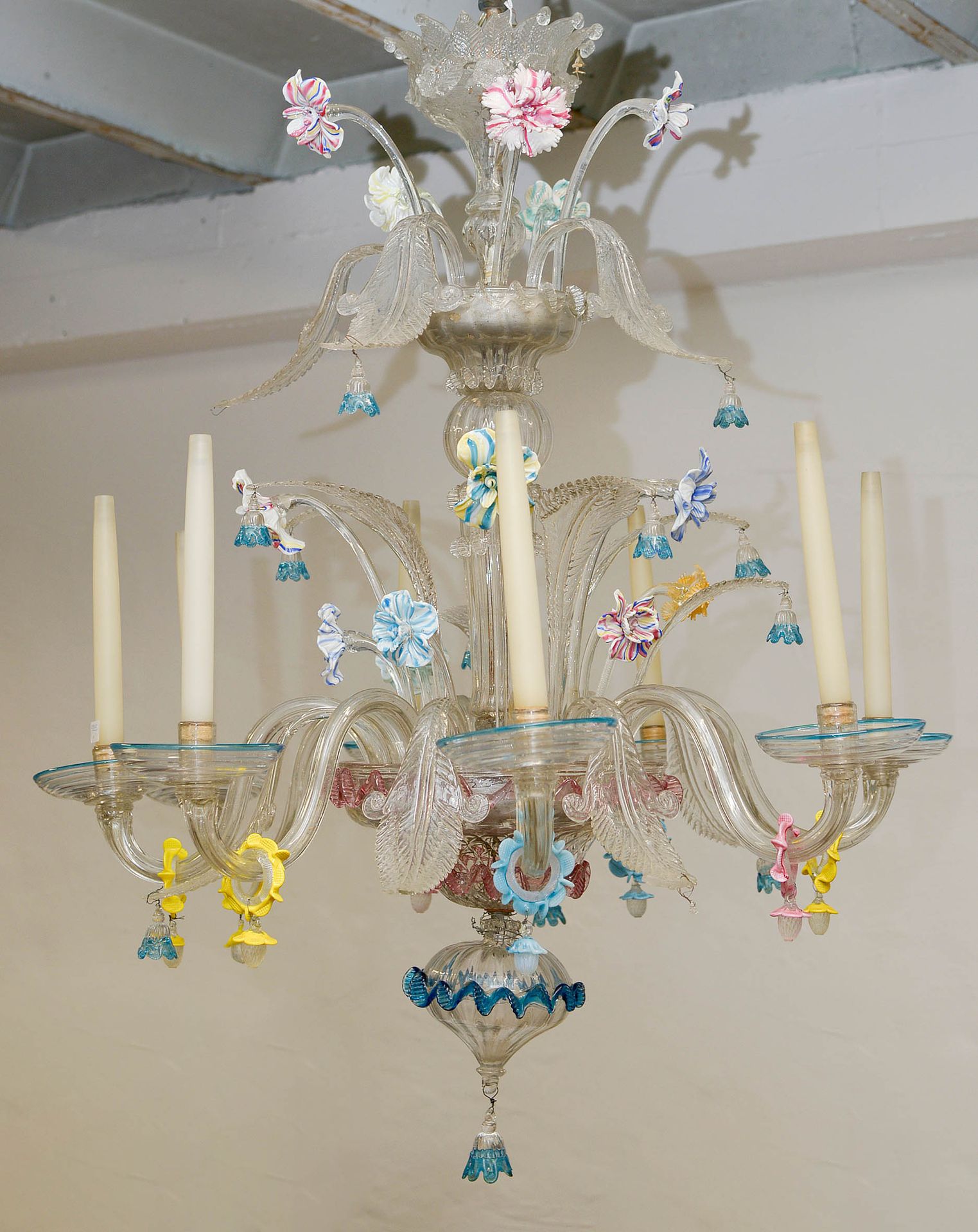 Null 巴洛克风格的穆拉诺玻璃吊灯，采用无色、粉色、蓝色和黄色玻璃，带有花卉装饰和八个光臂。意大利的工作。年代：19世纪末-20世纪初。出处：2010年4月1&hellip;