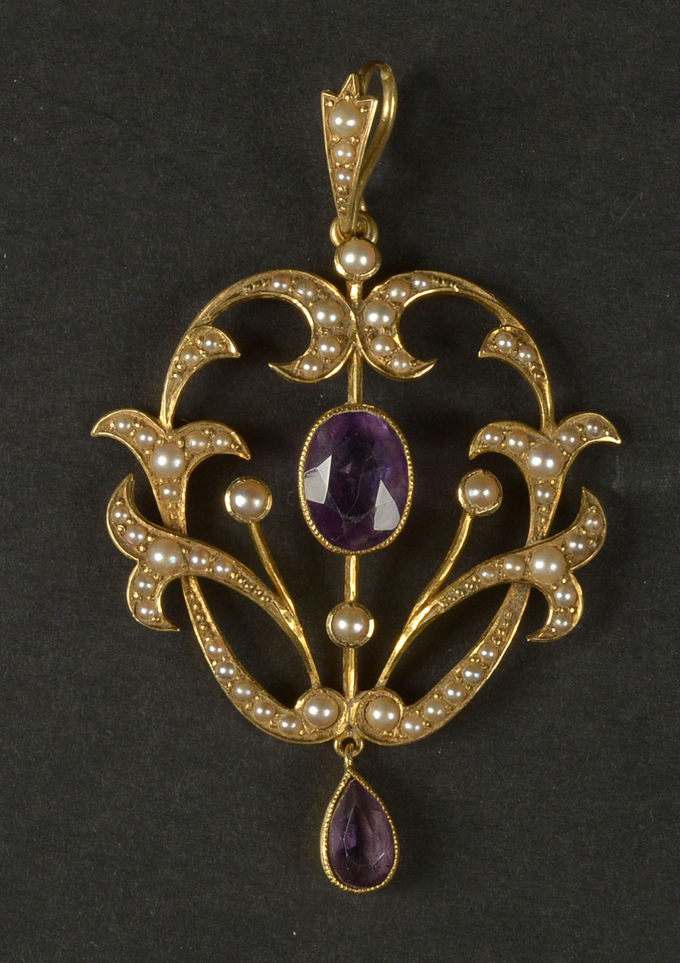 Null 一件18K黄金的Belle-Epoque吊坠，镶嵌着椭圆形和梨形切割的紫水晶和珍珠。英文作品。J.A. & S.为约瑟夫-安盖尔（？）大约1872-1&hellip;