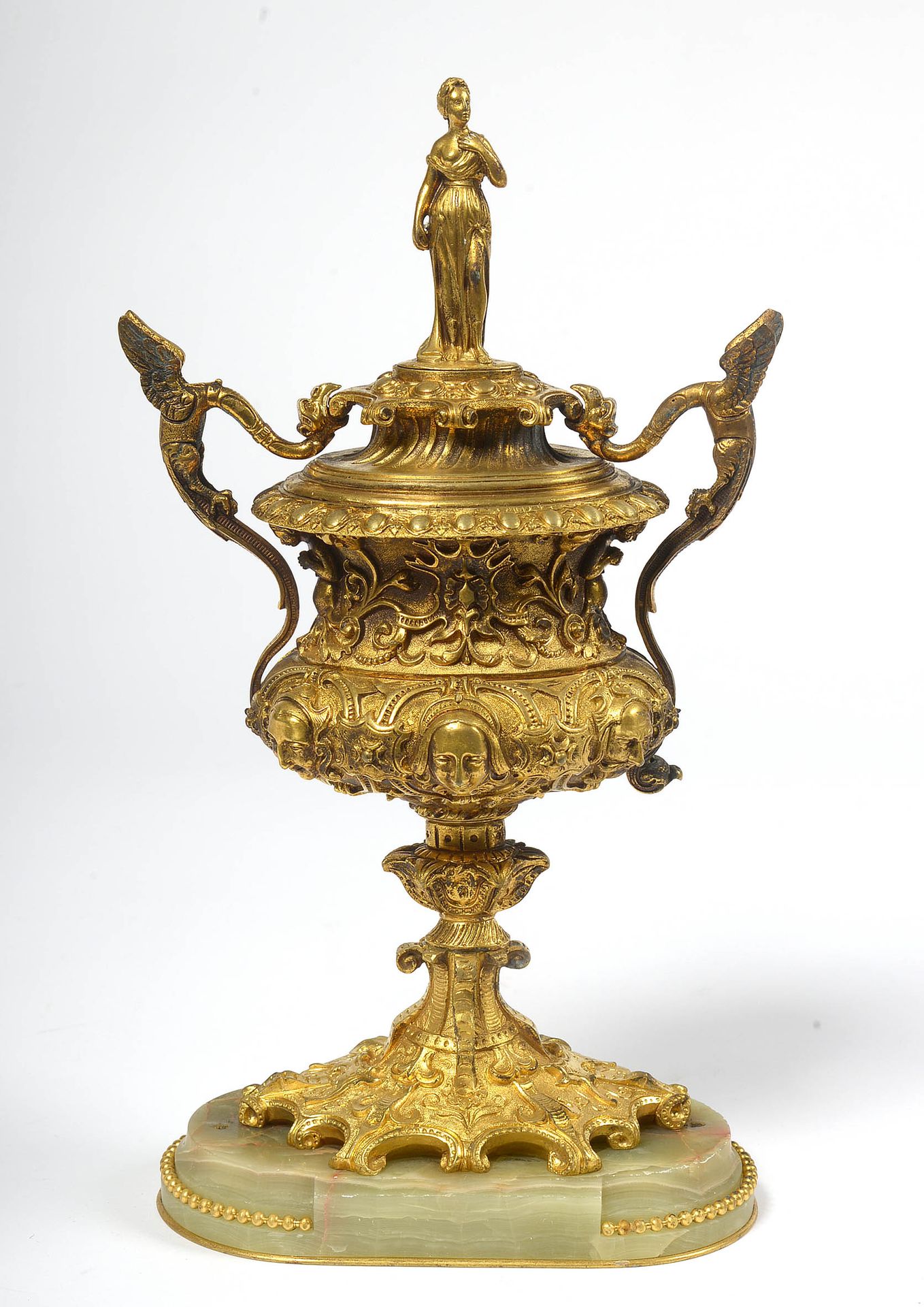 Null 一件拿破仑三世的有大理石覆盖的花瓶，上面有一个 "女性寓言 "和两个 "翼龙 "把手，放在玛瑙底座上。年代：19世纪。(黑玛瑙底座上有两个孔）。高（包&hellip;