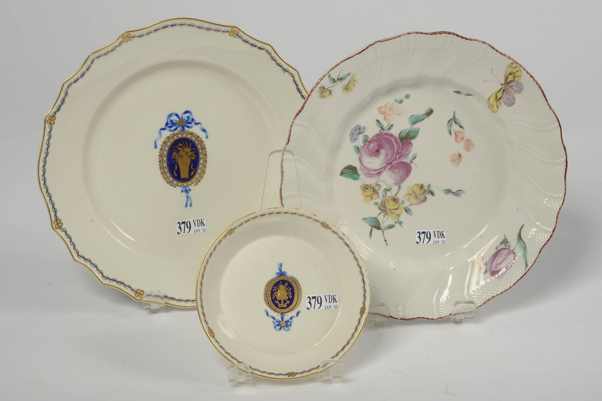 Null 一套三件图尔奈的多色瓷器，包括：一个有扭曲的肋骨和篮子的盘子，棕色的带鳍的翅膀，"花茎 "和 "蝴蝶"。底部有一个 "偏心花束 "的装饰。附有一个带有&hellip;