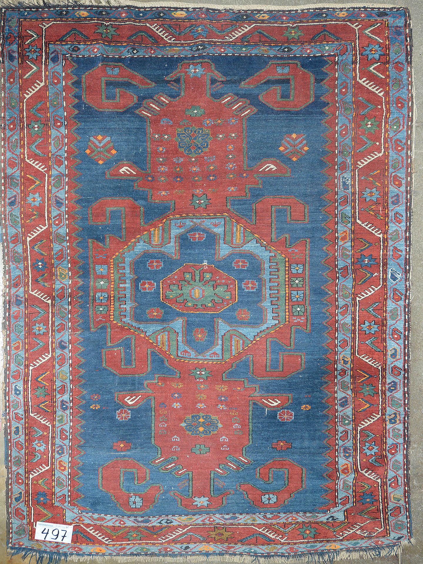 Null 手工制作的大型羊毛希尔万地毯，中央有蓝色、红色和绿色的几何图章。古代高加索人的作品。尺寸：+/-238x160厘米。