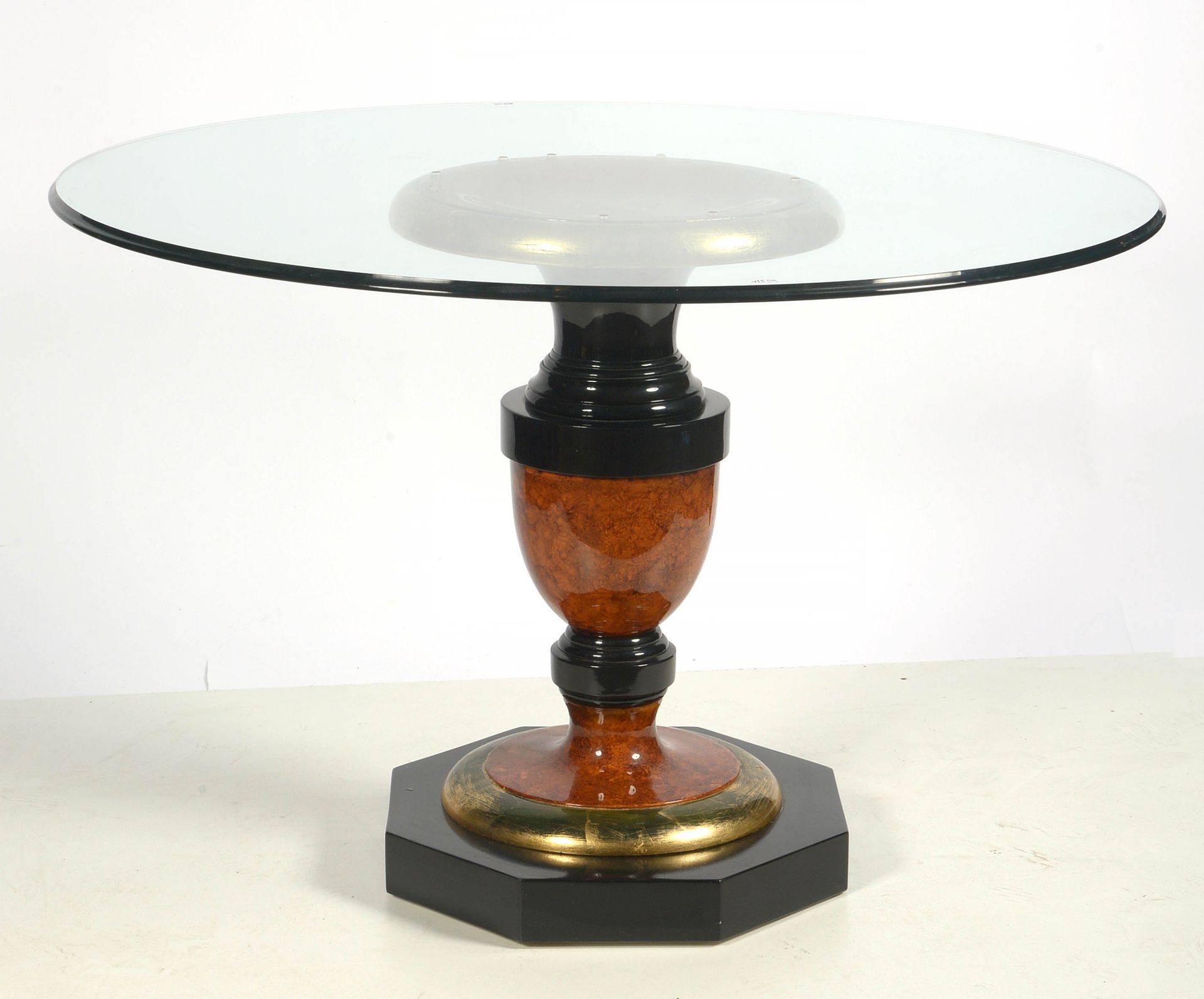 Null 大型基座桌，木芯镀金，黑漆和仿毛刺胡桃木饰面，顶部有一个半透明的玻璃架子。Dim.:+/-118,5x79x118,5cm.