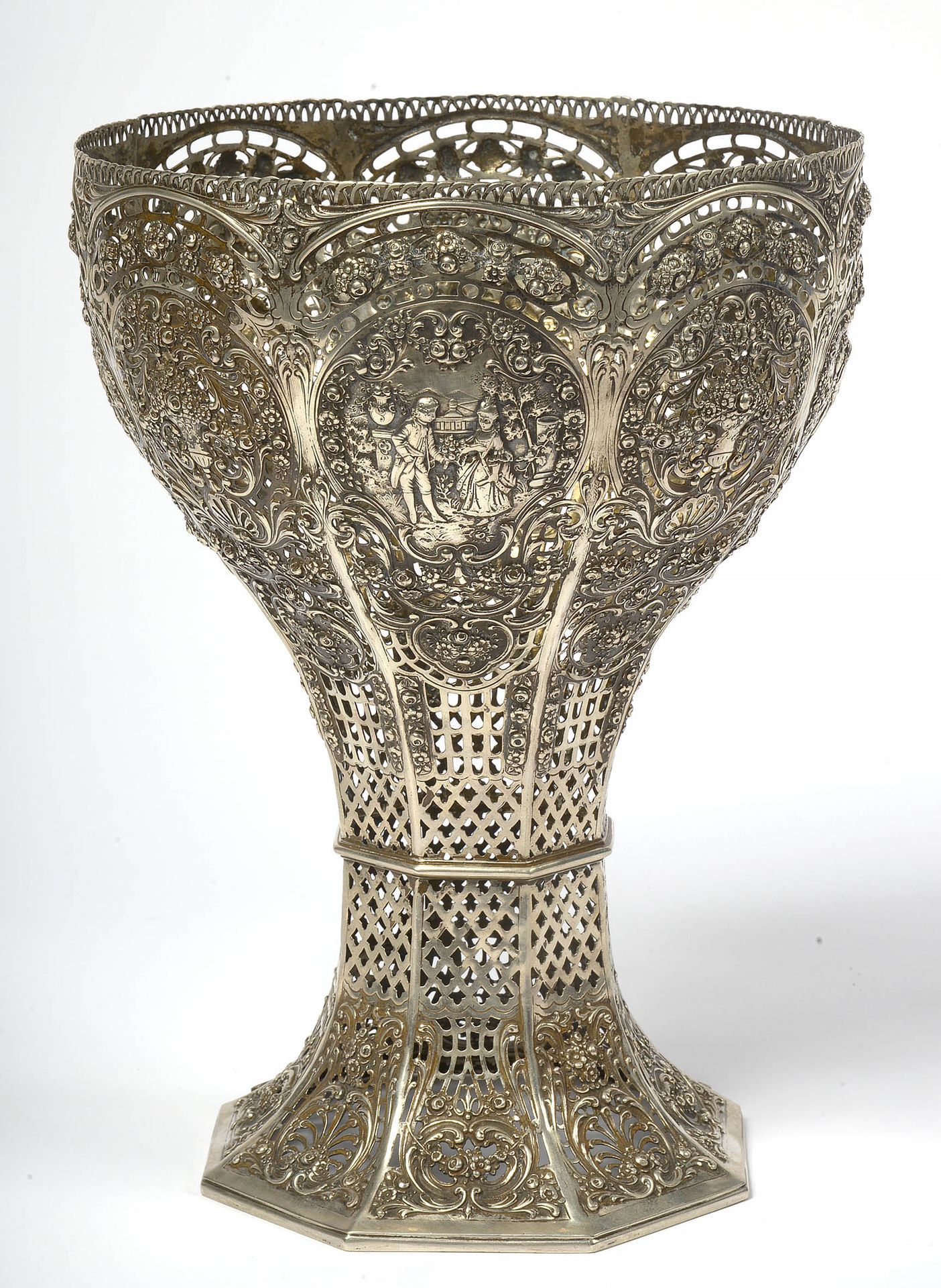 Null Important 800/1000th silver vase mount with German hallmarks, decorated wit&hellip;