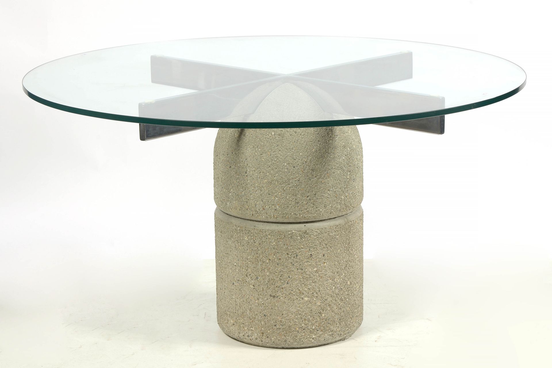 Null 在镀铬钢和混凝土底座上的带玻璃架的圆形餐桌。匿名。约1980年。直径：+/-129.5厘米。高度：69厘米。