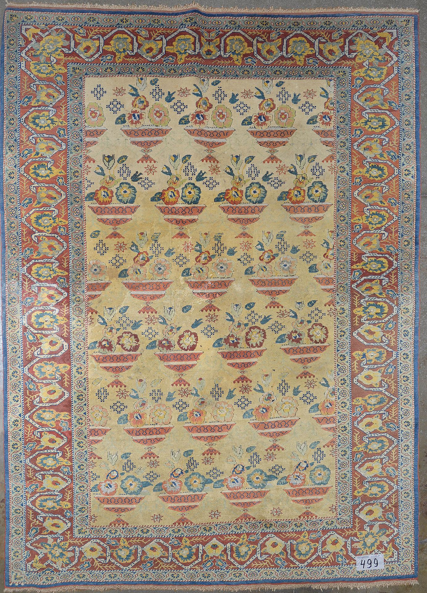 Null 手工制作的大型羊毛地毯，黄色背景上有 "盛开的花瓶 "装饰。背面有签名。土耳其作品，奥斯曼帝国最后一位苏丹时期。年代：19世纪末-20世纪初。尺寸：+&hellip;