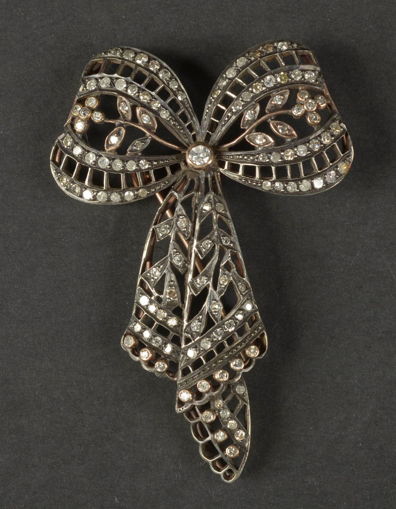 Null 黄金和银吊坠 - "Noeud "形状的胸针。年代：19世纪。尺寸：+/-7.7x5厘米。总重量：+/-21.4gr。