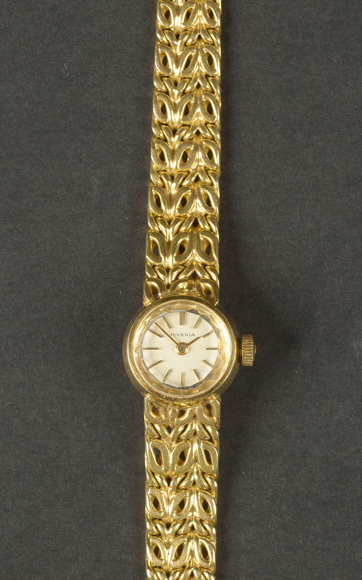 Null 18K黄金女士腕表，Juvenia品牌。机械机芯。处于工作状态。呈现在其原始的箱子里。长：+/-18厘米。总重量：+/-33gr。