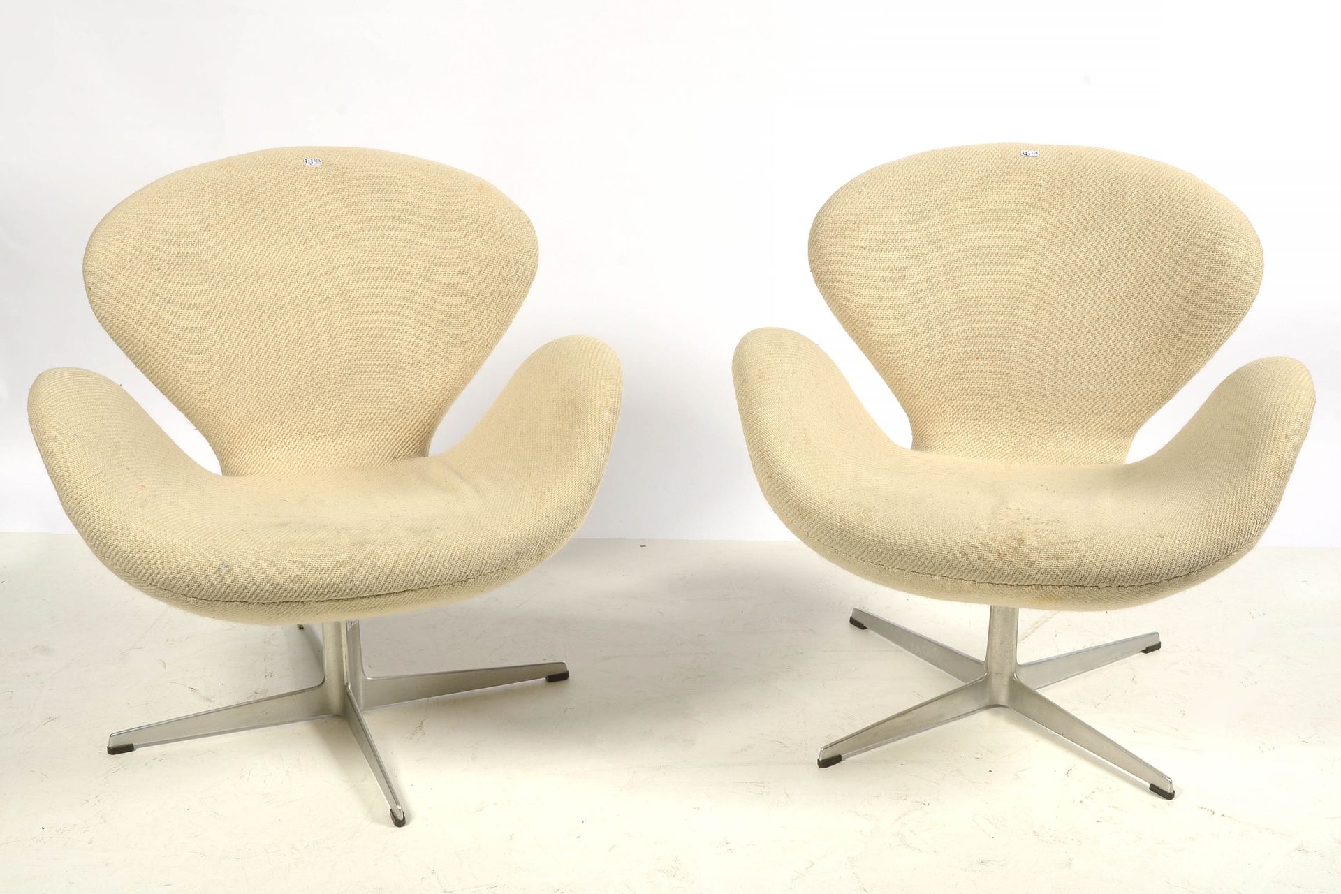 JACOBSEN Arne (1902 - 1971) 一对 "天鹅 "扶手椅，奶油色羊毛，铝制底座。由阿纳-雅各布森设计。脚上有Fritz Hansen的编号&hellip;