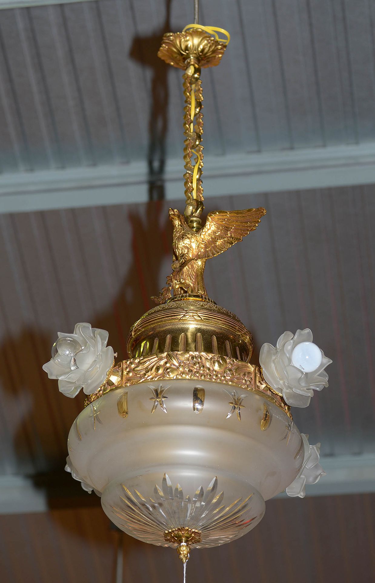 Null Un lampadario in ormolu e vetro traslucido con quattro bracci di luce a for&hellip;