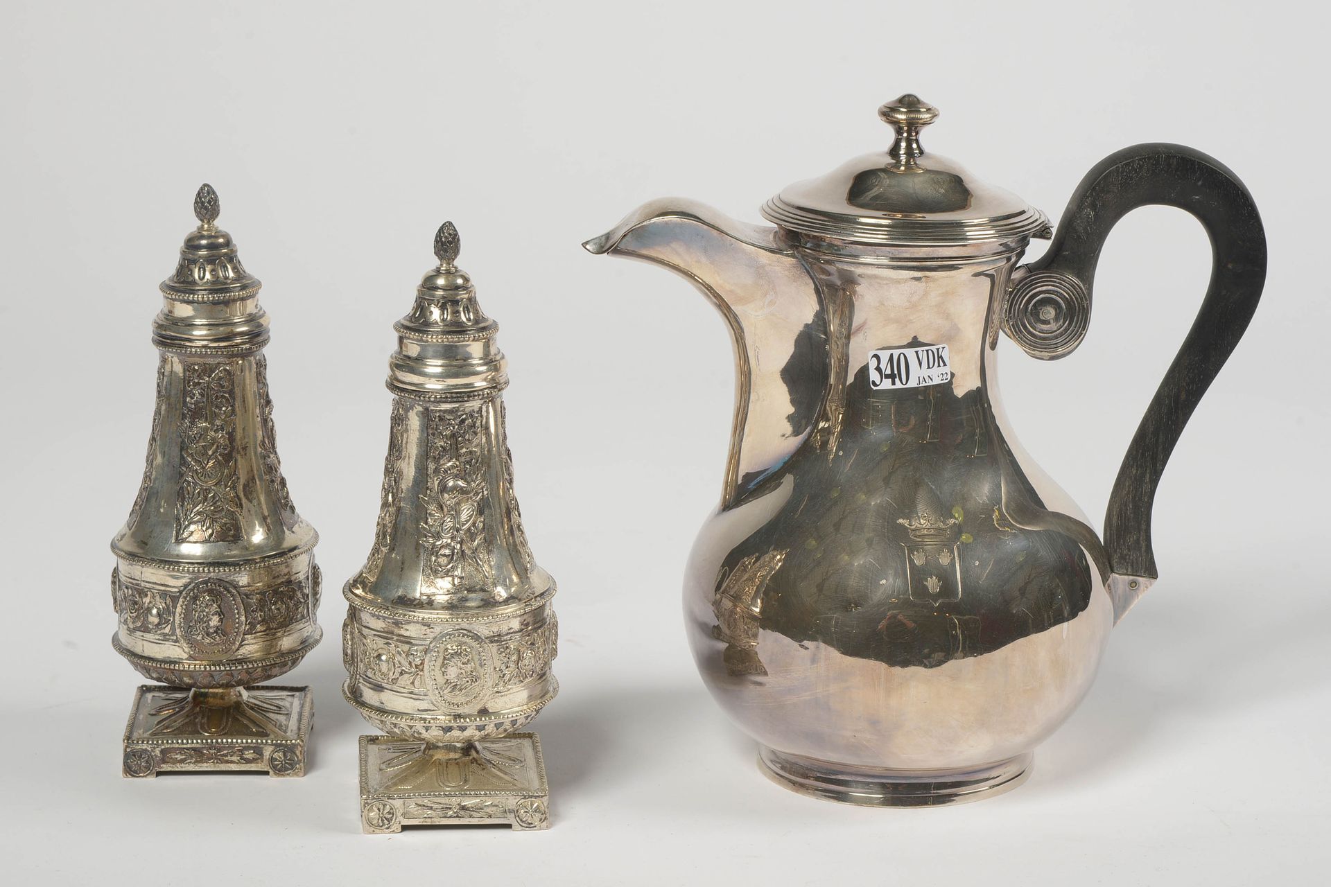 Null 一套三件：名为 "Marabout "的银质咖啡壶，950/1000，带有金匠François Diosne和比利时进口的标记（1831 - 1868&hellip;