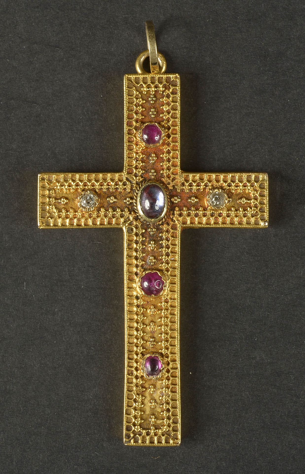Null Pendente "Croce" in oro giallo 18 carati con diamanti taglio antico, rubini&hellip;