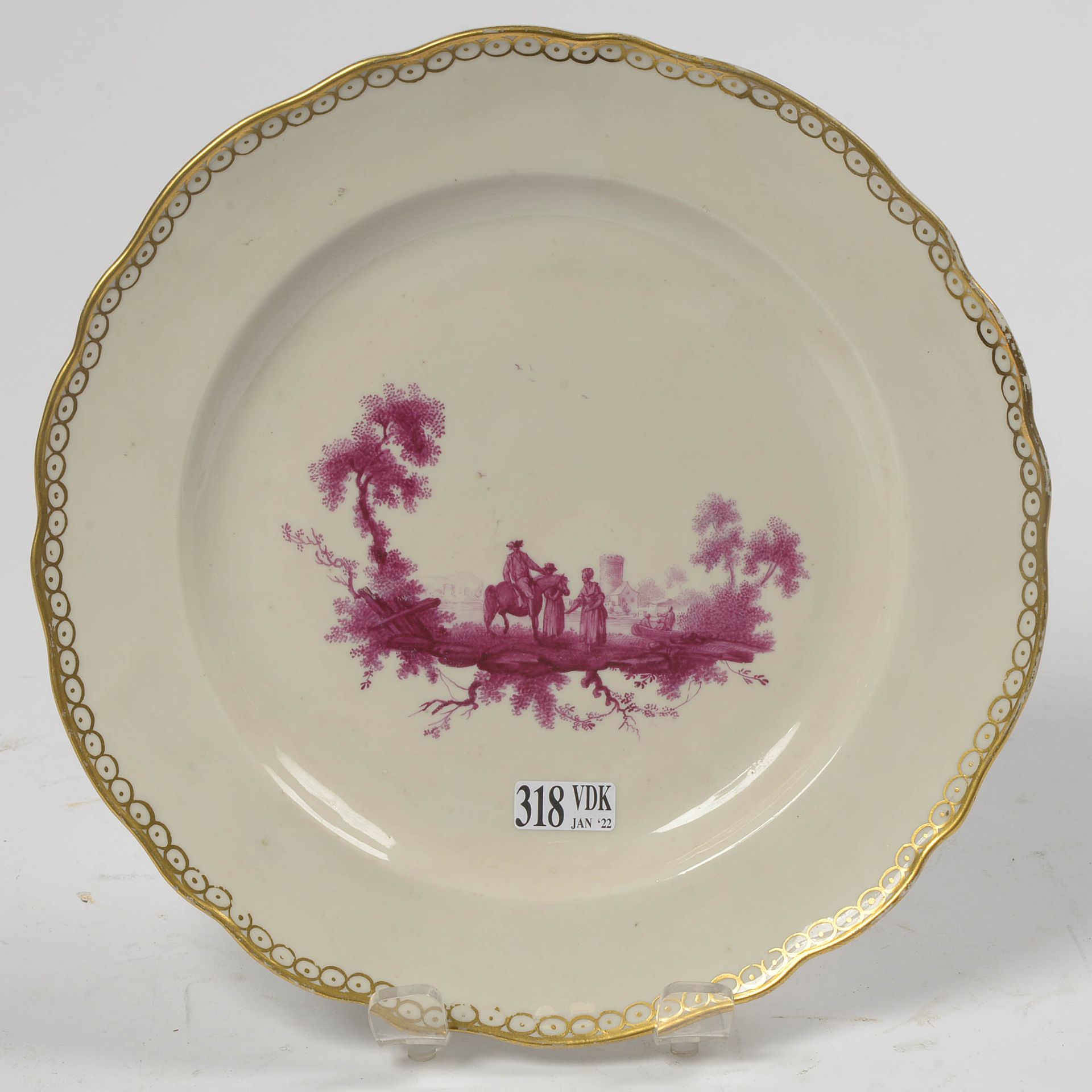 Null 一个在海牙装饰的图尔奈软膏瓷盘，背景是紫色浮雕的 "动画风景"，边沿是金色的。年代：18世纪。直径：+/-24,7厘米。