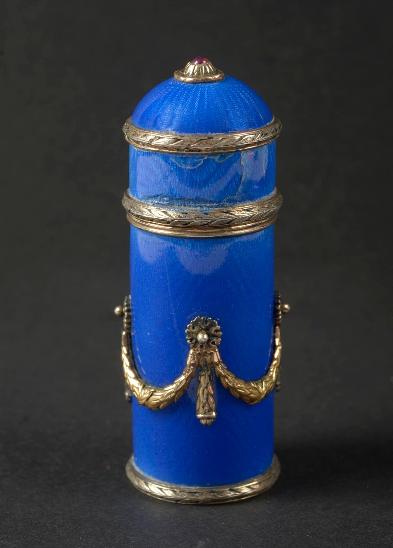 FABERGE Karl (1846 - 1920) 银色和蓝色掐丝珐琅的小盒子。 金匠法贝热。工匠大师迈克尔-埃夫兰皮耶维奇-佩尔钦。圣彼得堡的标志。19世纪&hellip;