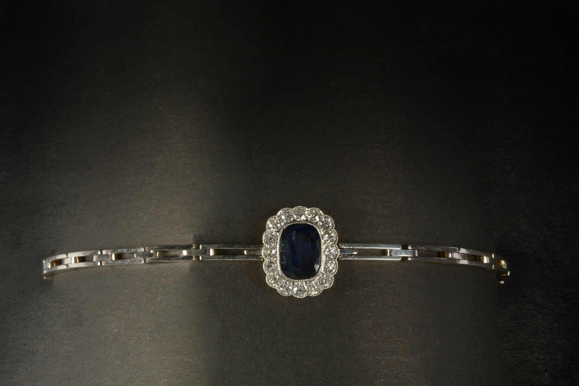 Null Bracelet en platine et or jaune 14 carats serti de diamants taille ancienne&hellip;