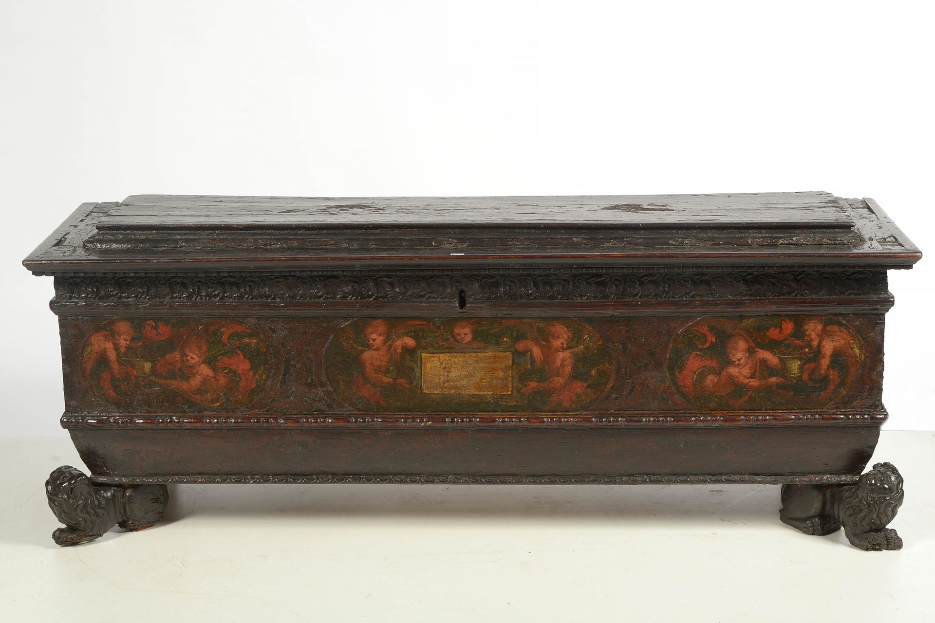 Null 一个雕刻的木制 "Cassone "或 "婚礼箱"，带有铜锈，正面绘有 "Putti and fauns"，侧面饰有 "Rinceaux "的浮雕。躺&hellip;