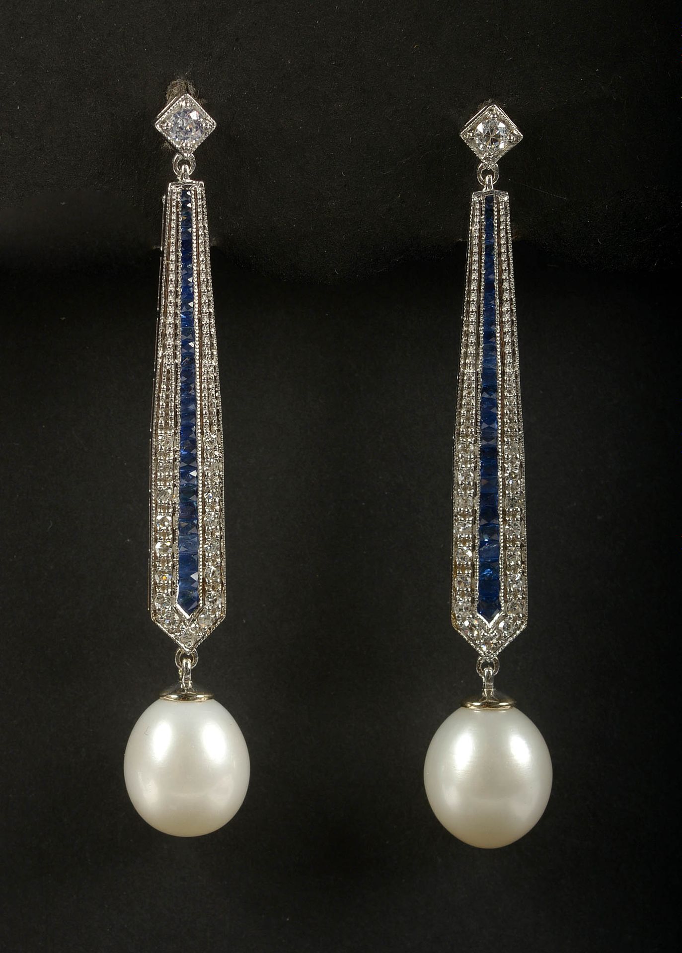 Null 迷人的一对18K白金耳环，镶有总重+/-1.40克拉的蓝宝石，总重+/-0.60克拉的明亮式切割钻石和养殖珍珠。尺寸：+/-6x1cm。总重量：+/-&hellip;