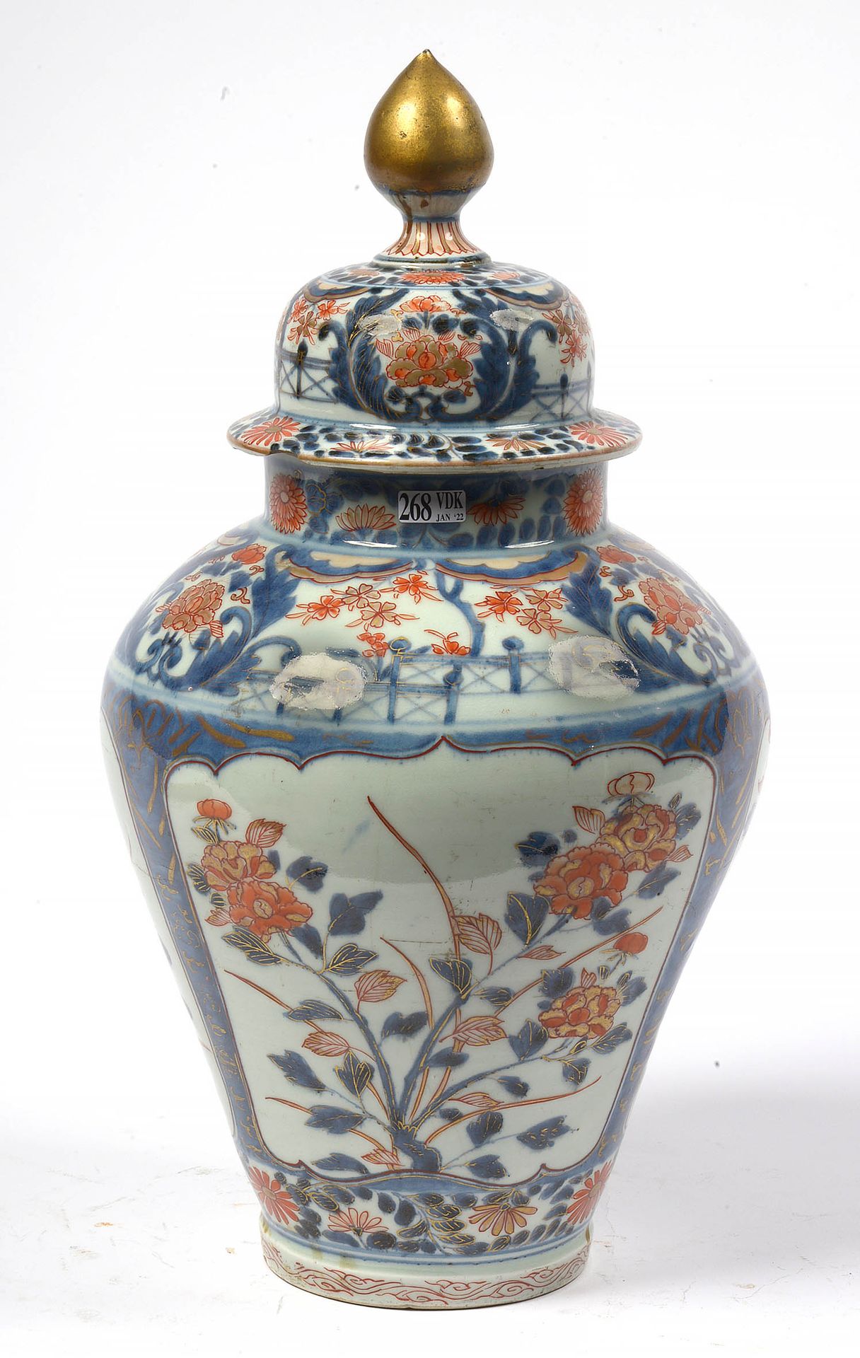 Null 日本多色瓷花瓶及其盖子上的 "伊万里 "装饰。年代：18世纪。(两个筹码)。高：+/-49厘米。