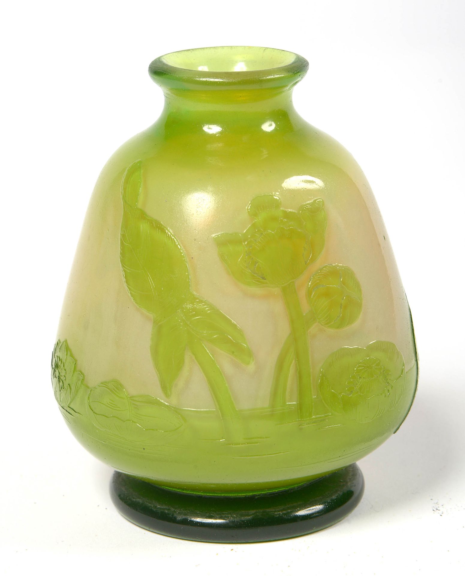 DAUM-NANCY 一个新艺术派的小花瓶，采用多层玻璃，在乳白色的背景上有绿色的花朵设计。底座下有金色签名：Daum - Nancy.法国的工作。约1900年&hellip;