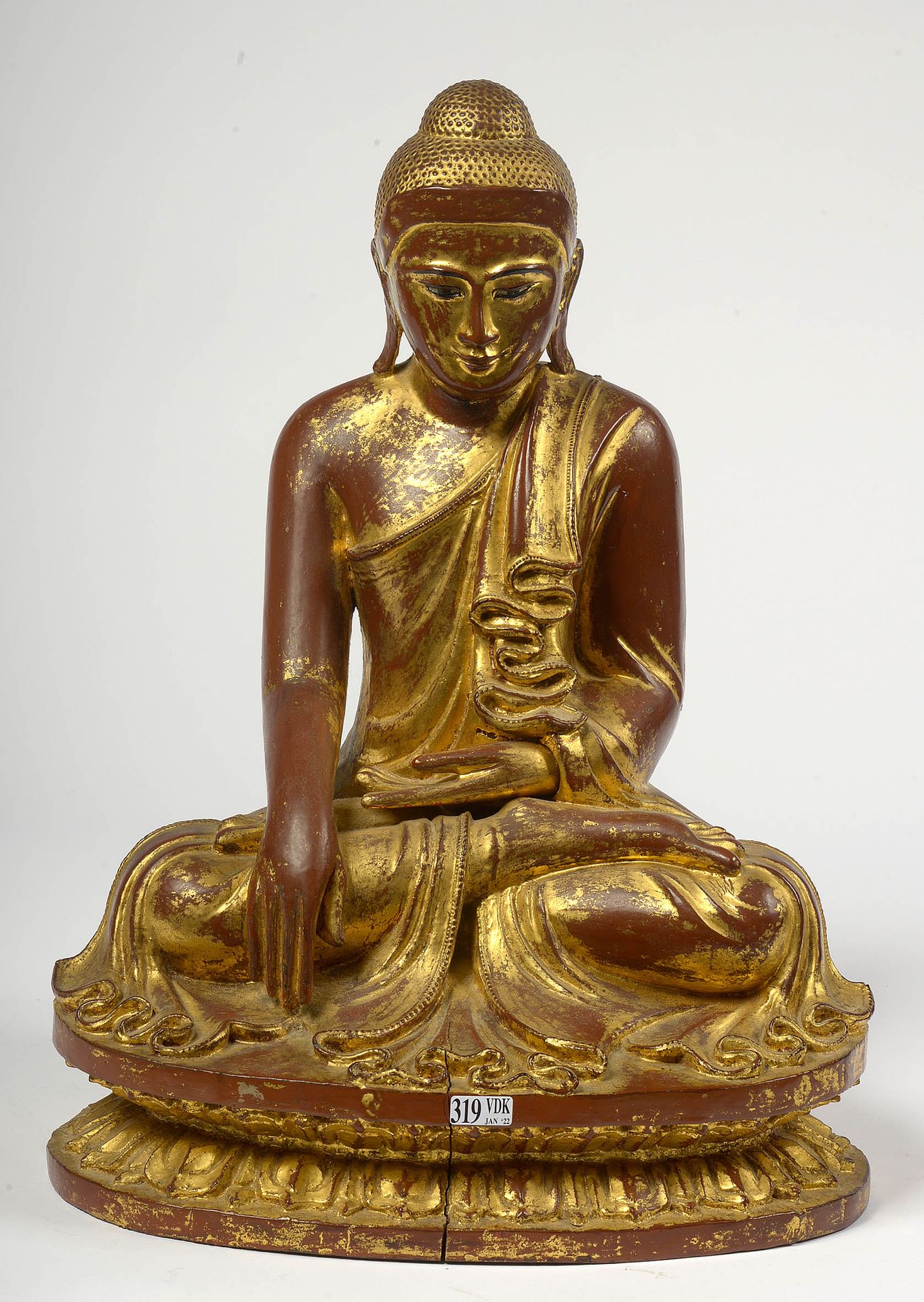 Null Grand "Bouddha assis sur une fleur de lotus" en bois laqué et doré. Travail&hellip;