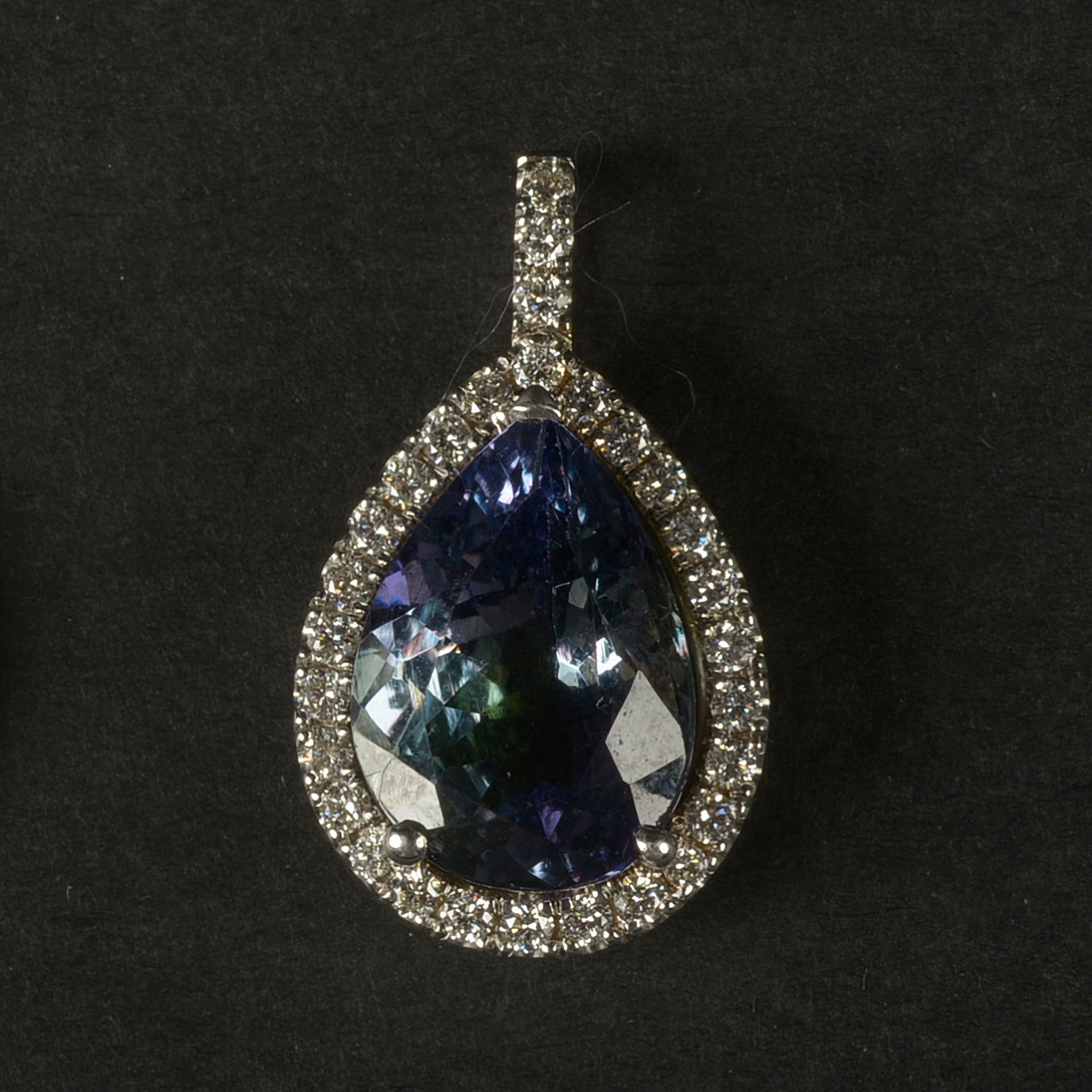 Null 18K白金吊坠，镶嵌了一颗+/-4克拉的梨形切割坦桑石（蓝紫色）和明亮型切割钻石，总重+/-0.30克拉。附上日期为2019年的GIA证书。尺寸：+/&hellip;