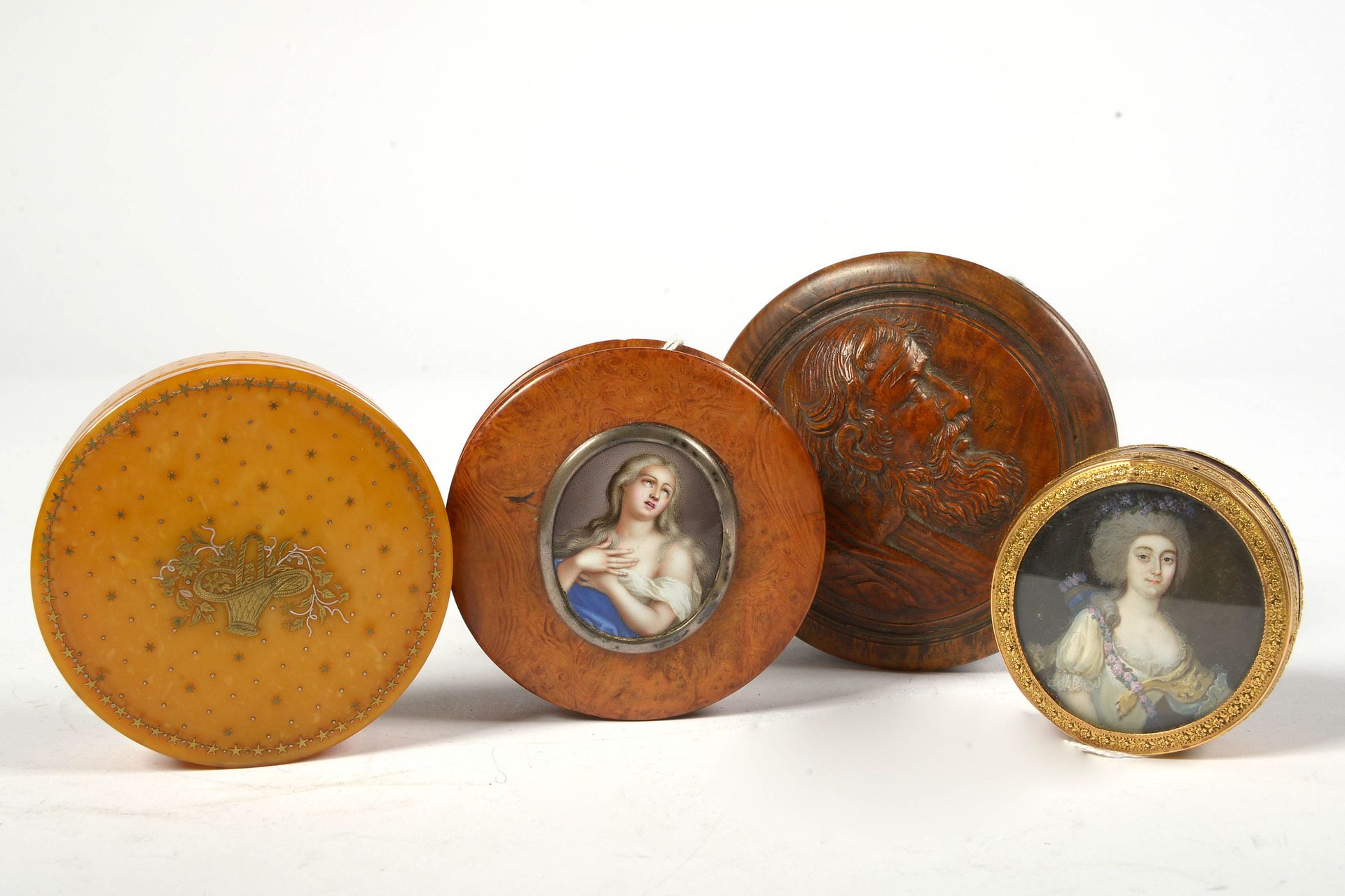 Null Lot of four round boxes including: one Charles X in yellow horn inlaid with&hellip;