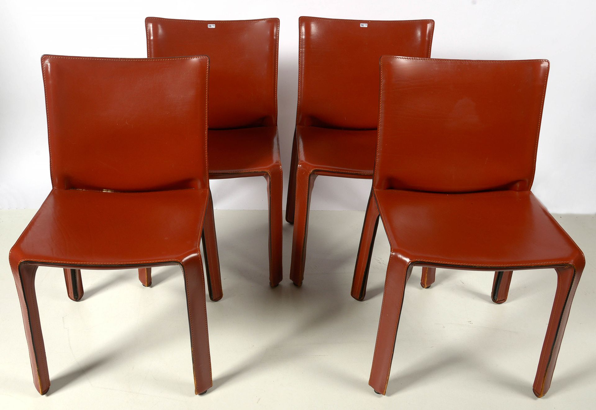 BELLINI Mario (1935) 一套4把Cab椅，以白兰地皮革装饰。模型由马里奥-贝里尼设计。由卡西纳出版。见座位下的出版商标记。意大利的工作。(磨损&hellip;