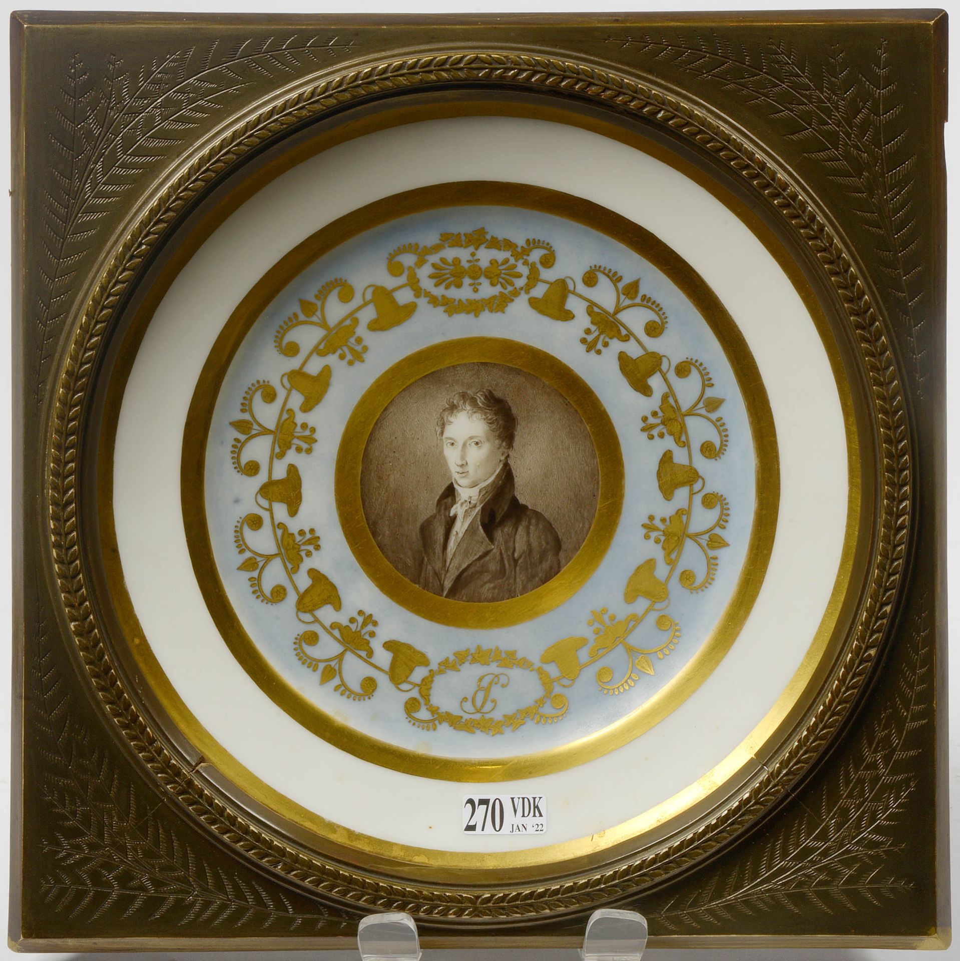 Null 一个巴黎的多色瓷盘，中间装饰着灰褐色的 "男人肖像"，周围是蓝色背景的金色楣，E.S.代表Eugène Scribe（？）法国的工作。年代：19世纪。&hellip;