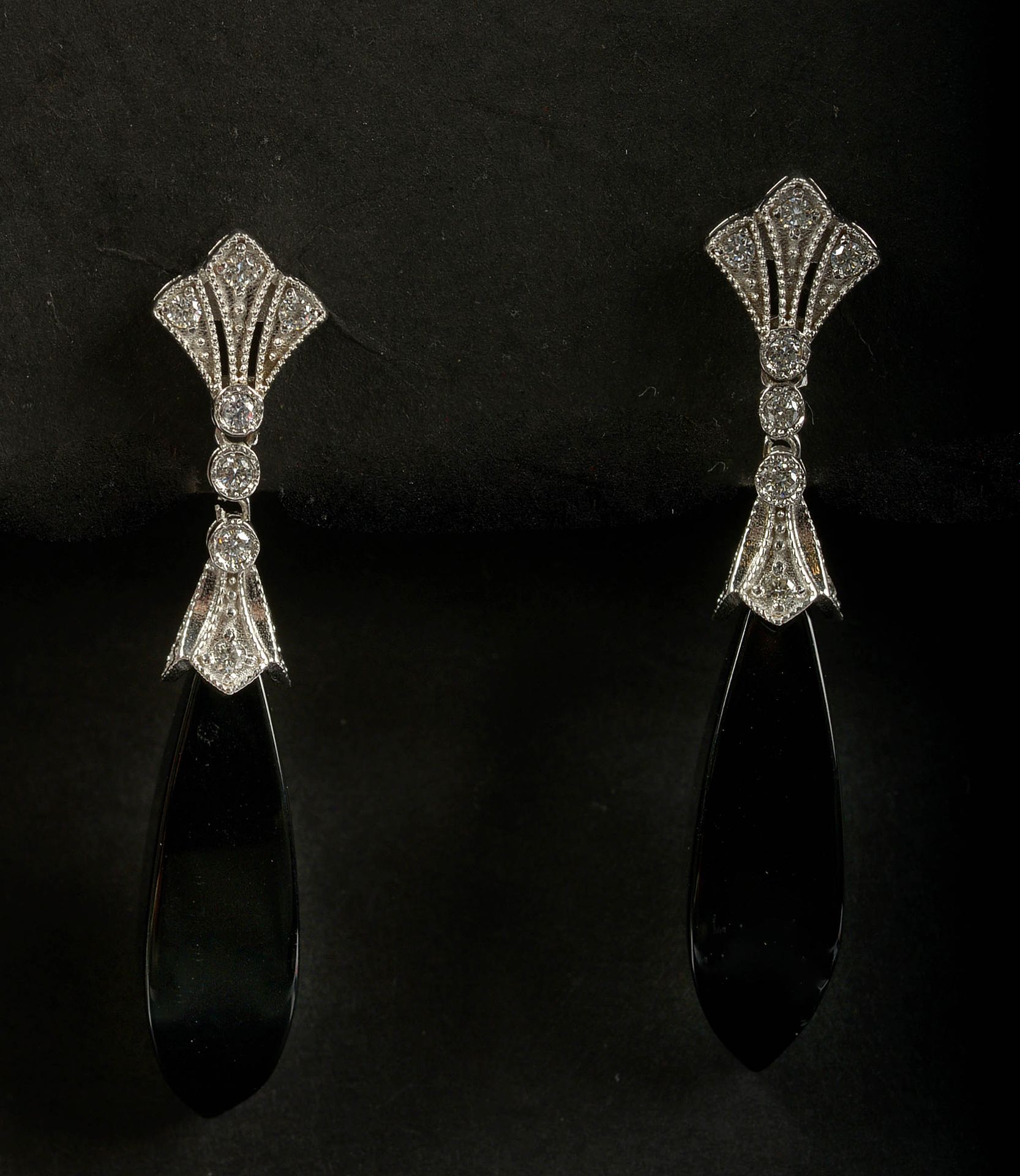 Null Paar Ohrringe aus 14 Karat Weißgold, besetzt mit Onyx und Diamanten im Bril&hellip;