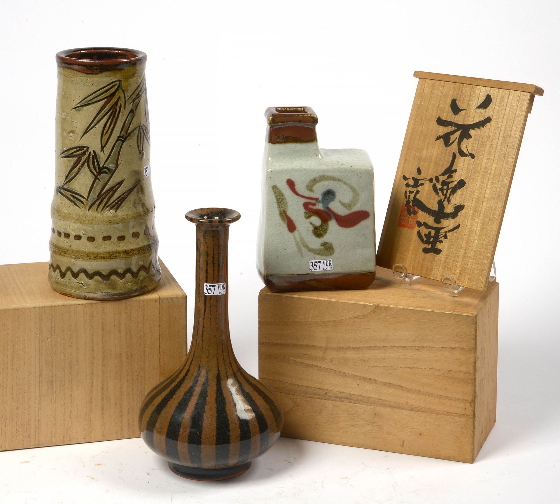Null 一套三件，包括：两个米色和棕色釉面的陶瓷花瓶，上面有风格化的装饰和 "Bamboos"。在他们原来的木箱中。年代：19世纪。附有一个黑色和棕色釉面的陶&hellip;