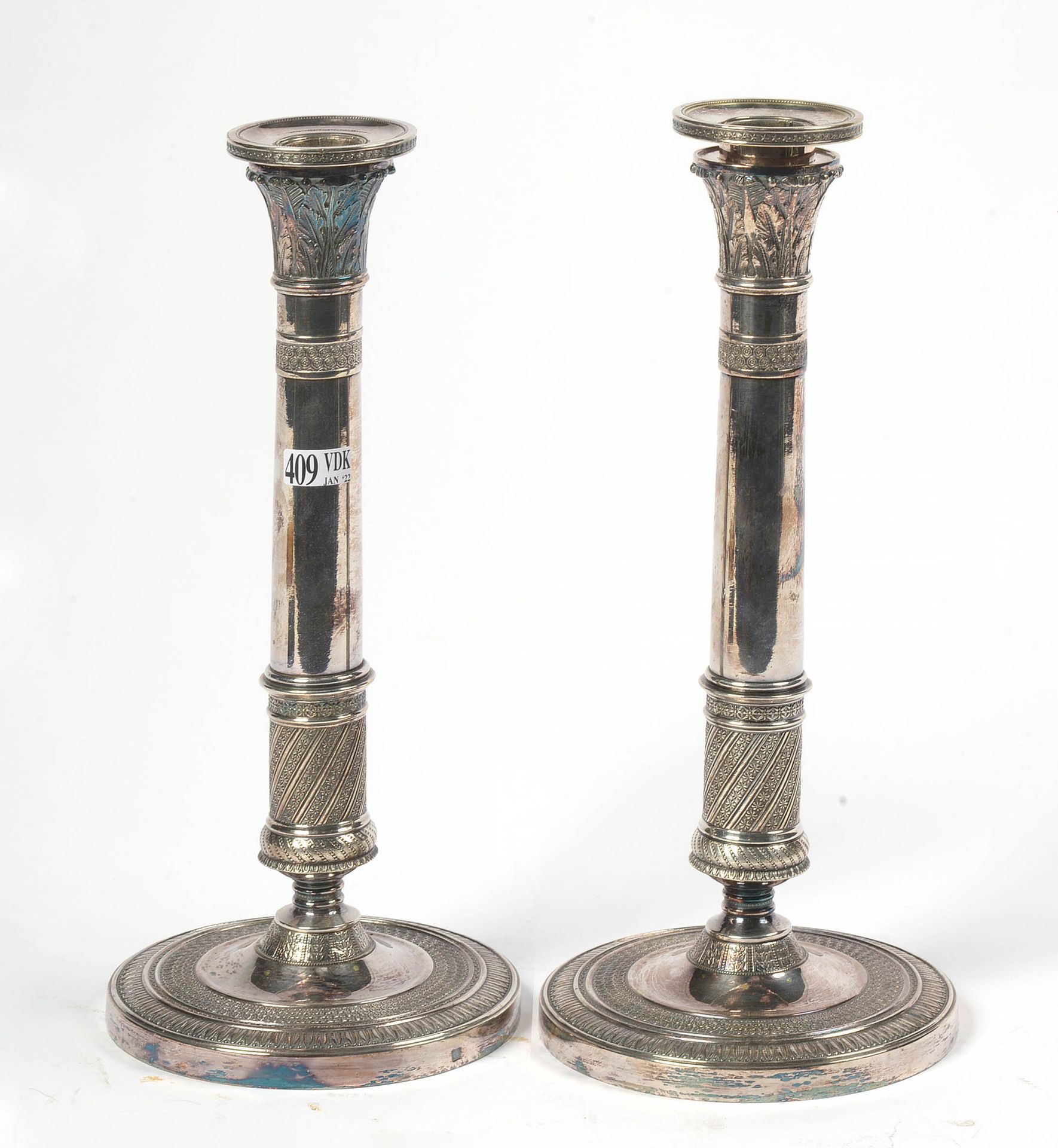Null 一对大型帝国镀银火把，上面装饰着 "刺桐叶"。Brassier(?)的金匠印记。年代：19世纪初。高：+/-30,5厘米。